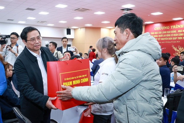 Thủ tướng Phạm Minh Chính tặng quà công nhân, người lao động có hoàn cảnh khó khăn tại Công ty Kefico