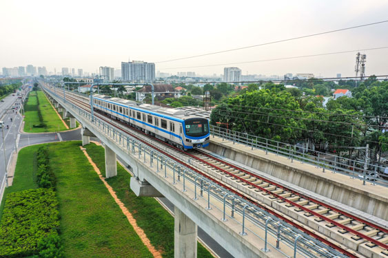 Trong năm 2024, tuyến metro số 1 sẽ vận hành khai thác thương mại   Ảnh: HOÀNG TRIỀU