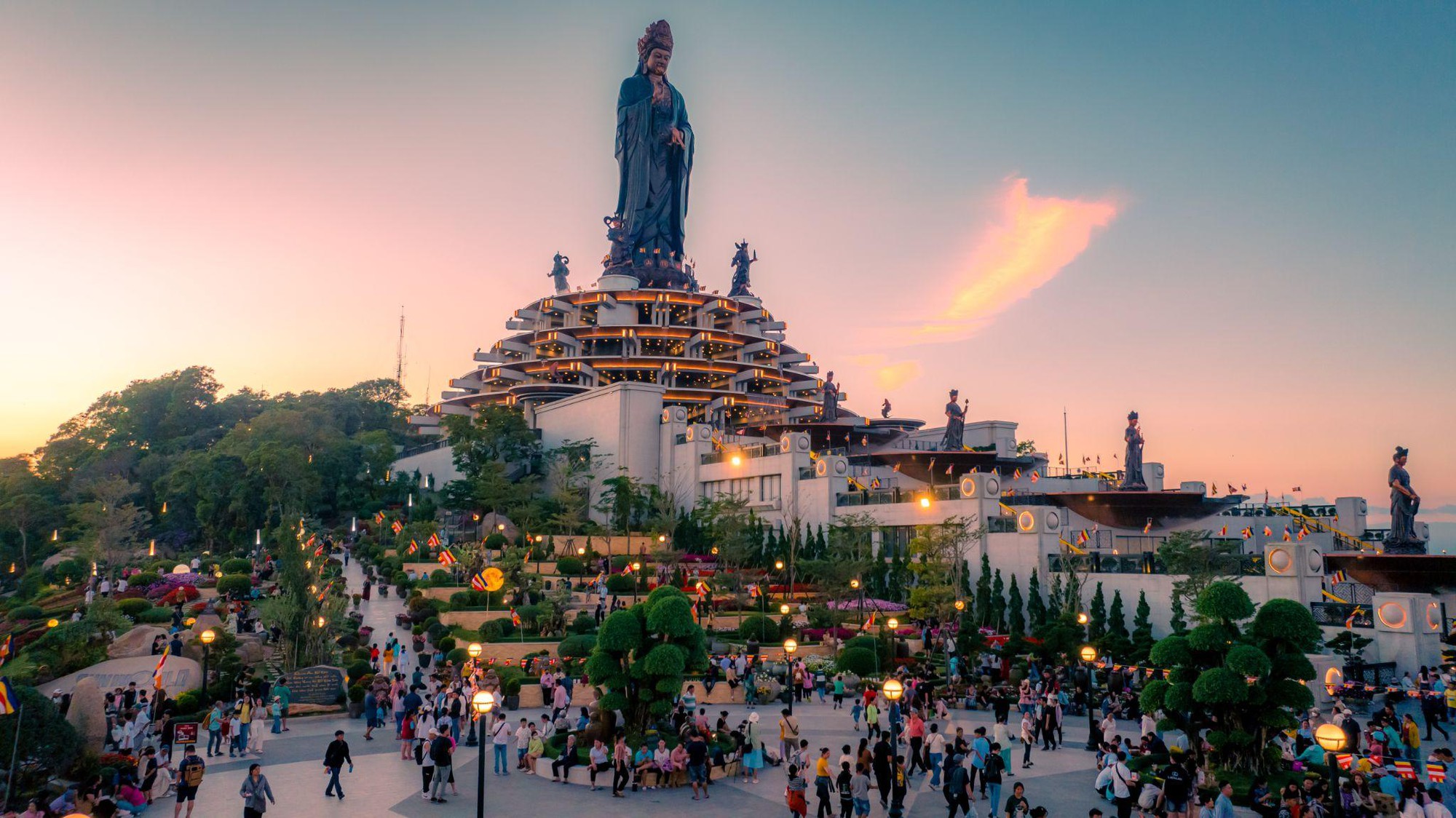 Những khoảnh khắc thiêng liêng trong mùa lễ tạ cuối năm tại núi Bà Đen, Tây Ninh- Ảnh 11.