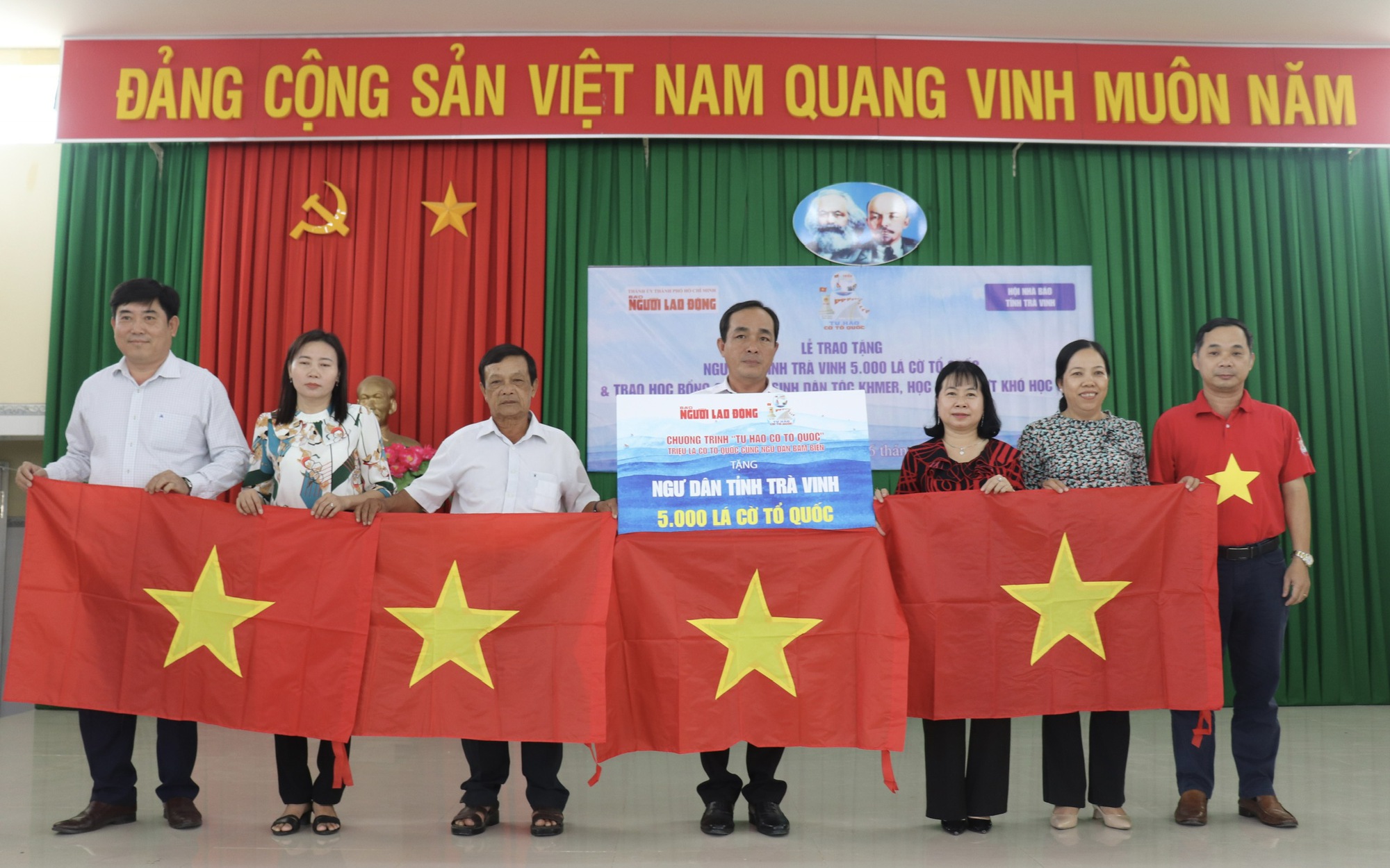 Trao tặng cờ Tổ quốc và suất hỗ trợ kinh phí học tập ở Trà Vinh