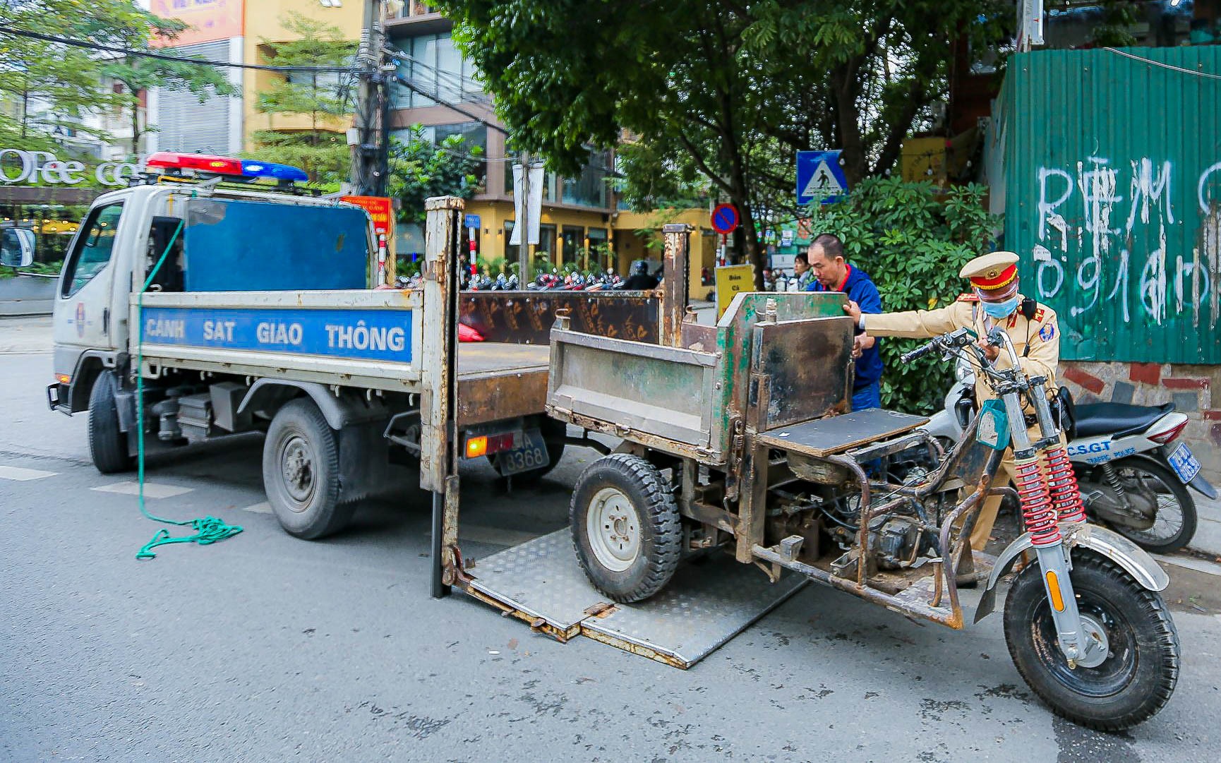 Xe tự chế cồng kềnh &quot;tung hoành&quot; trên đường phố Hà Nội