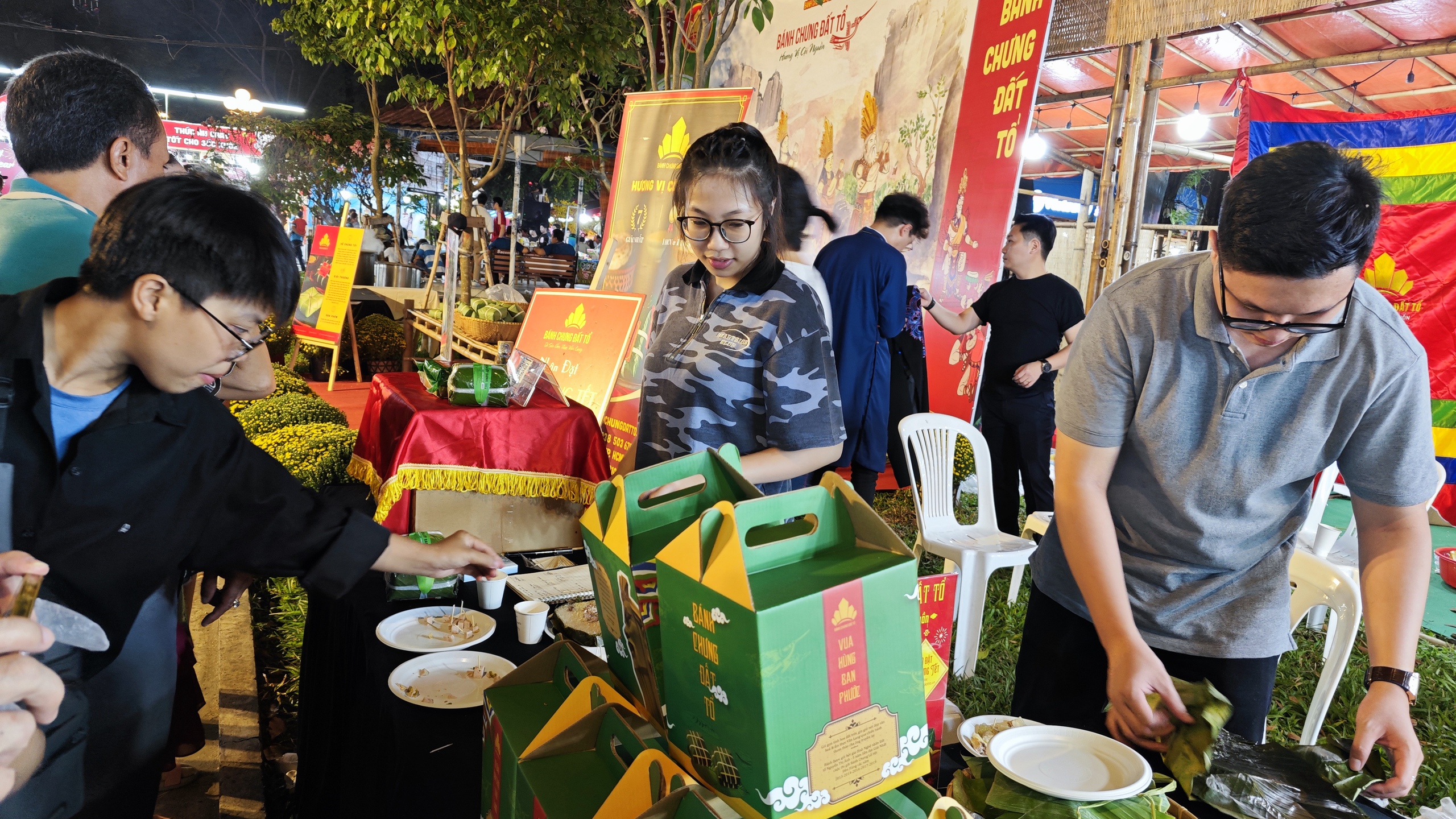 TP HCM: Mua bánh chưng và đặc sản vùng miền tại “Lễ hội Tết Việt 2024”- Ảnh 6.