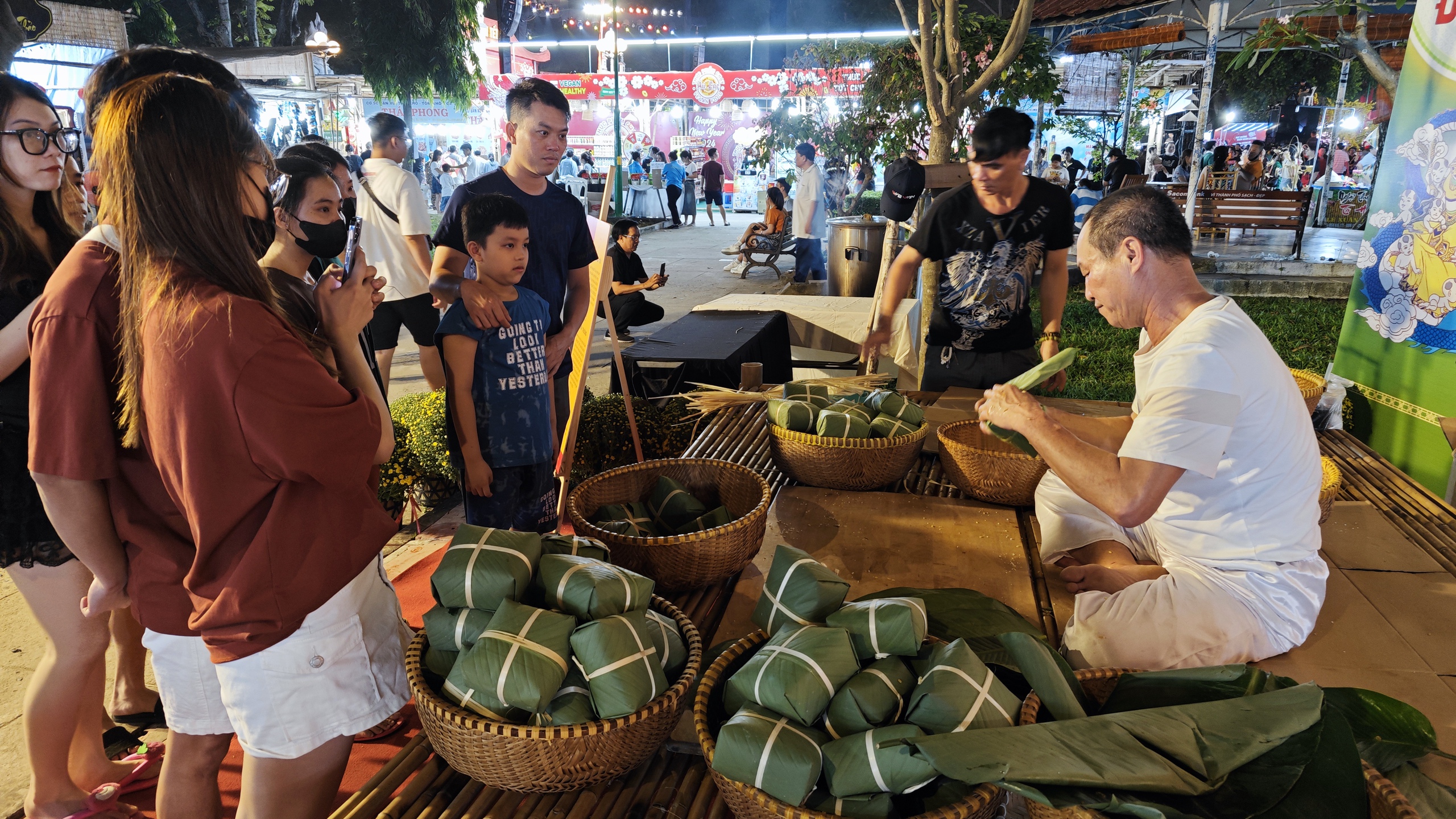 TP HCM: Mua bánh chưng và đặc sản vùng miền tại “Lễ hội Tết Việt 2024”- Ảnh 5.