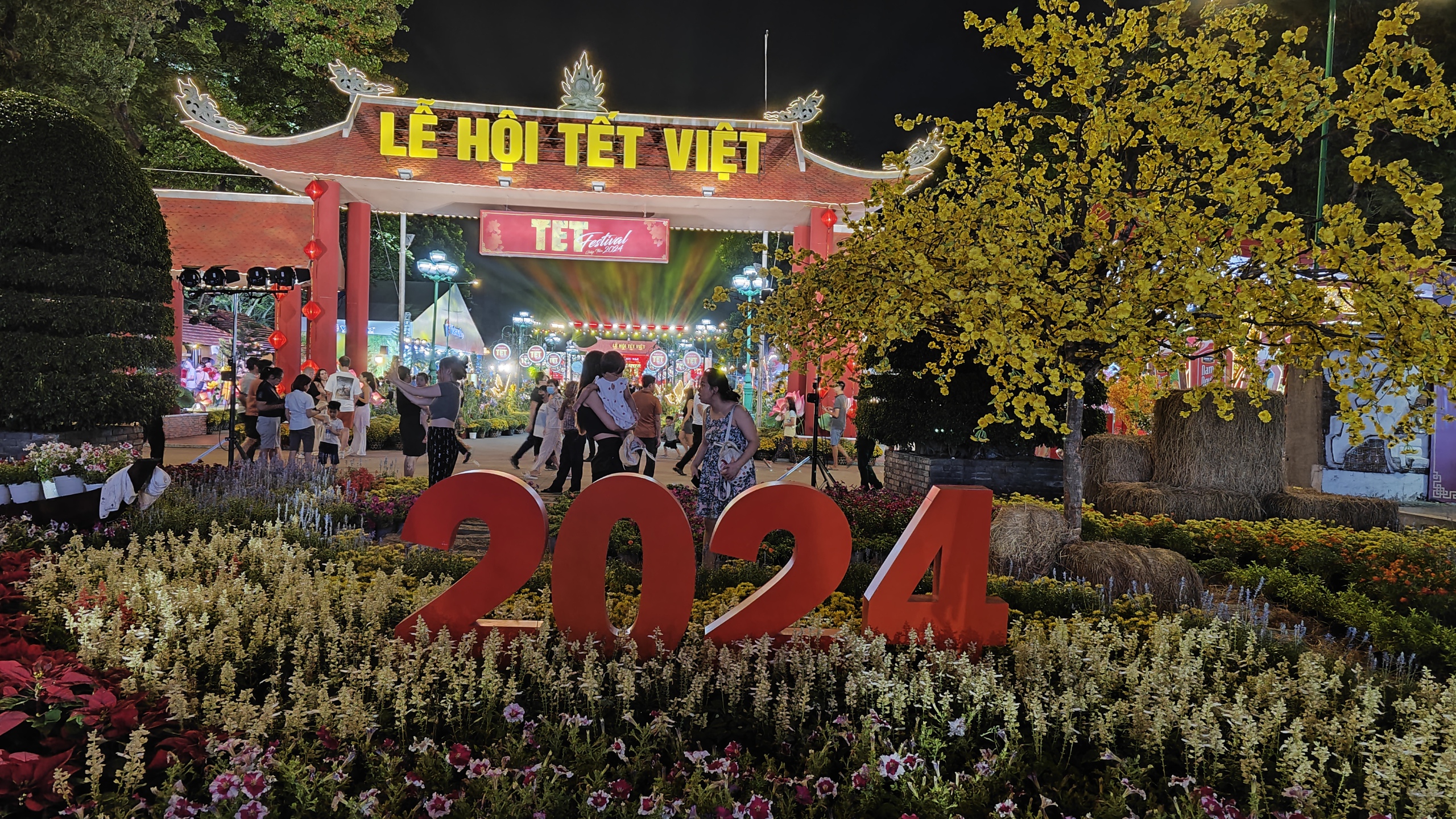 TP HCM: Mua bánh chưng và đặc sản vùng miền tại “Lễ hội Tết Việt 2024”- Ảnh 1.