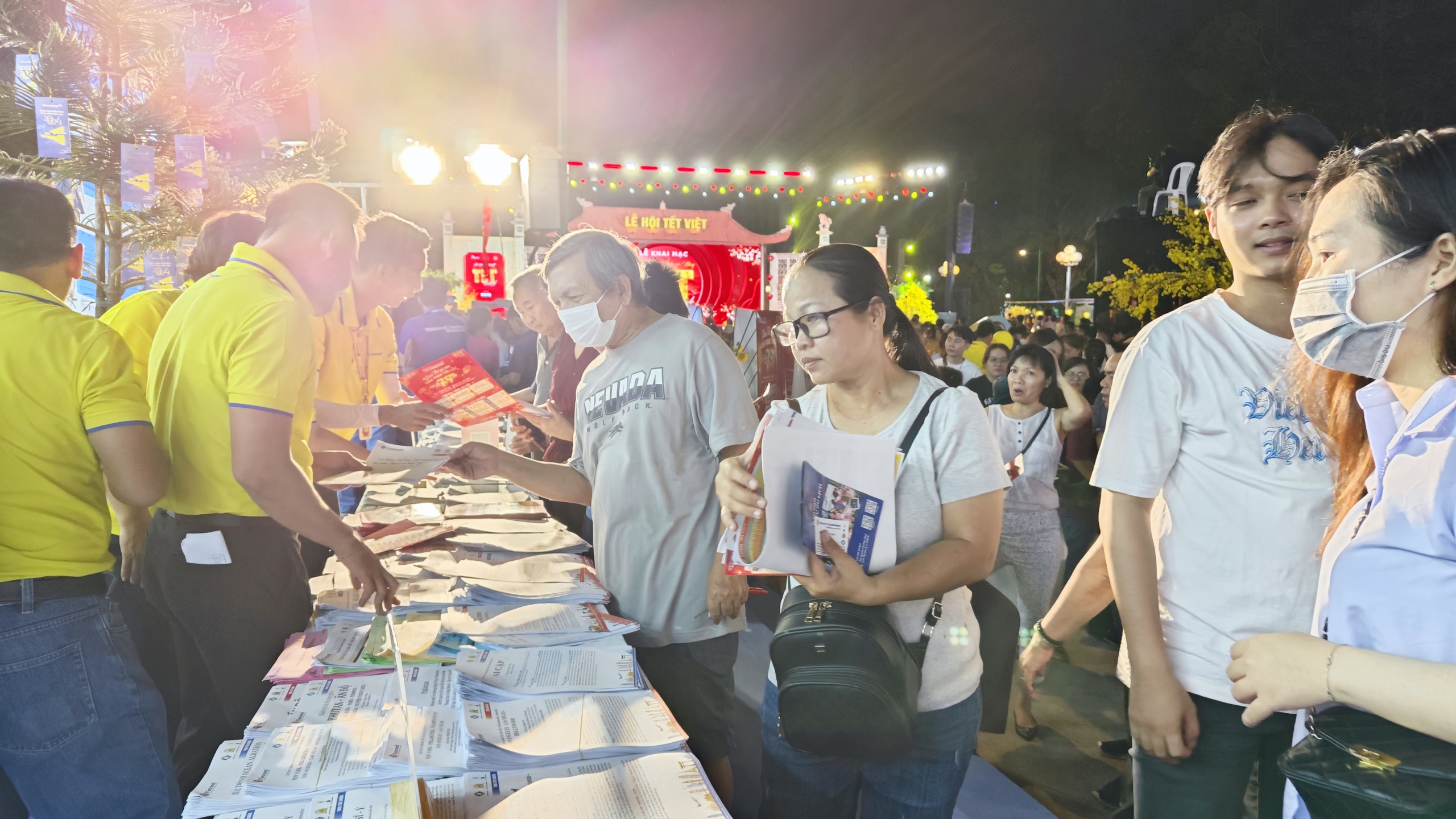 TP HCM: Mua bánh chưng và đặc sản vùng miền tại “Lễ hội Tết Việt 2024”- Ảnh 3.