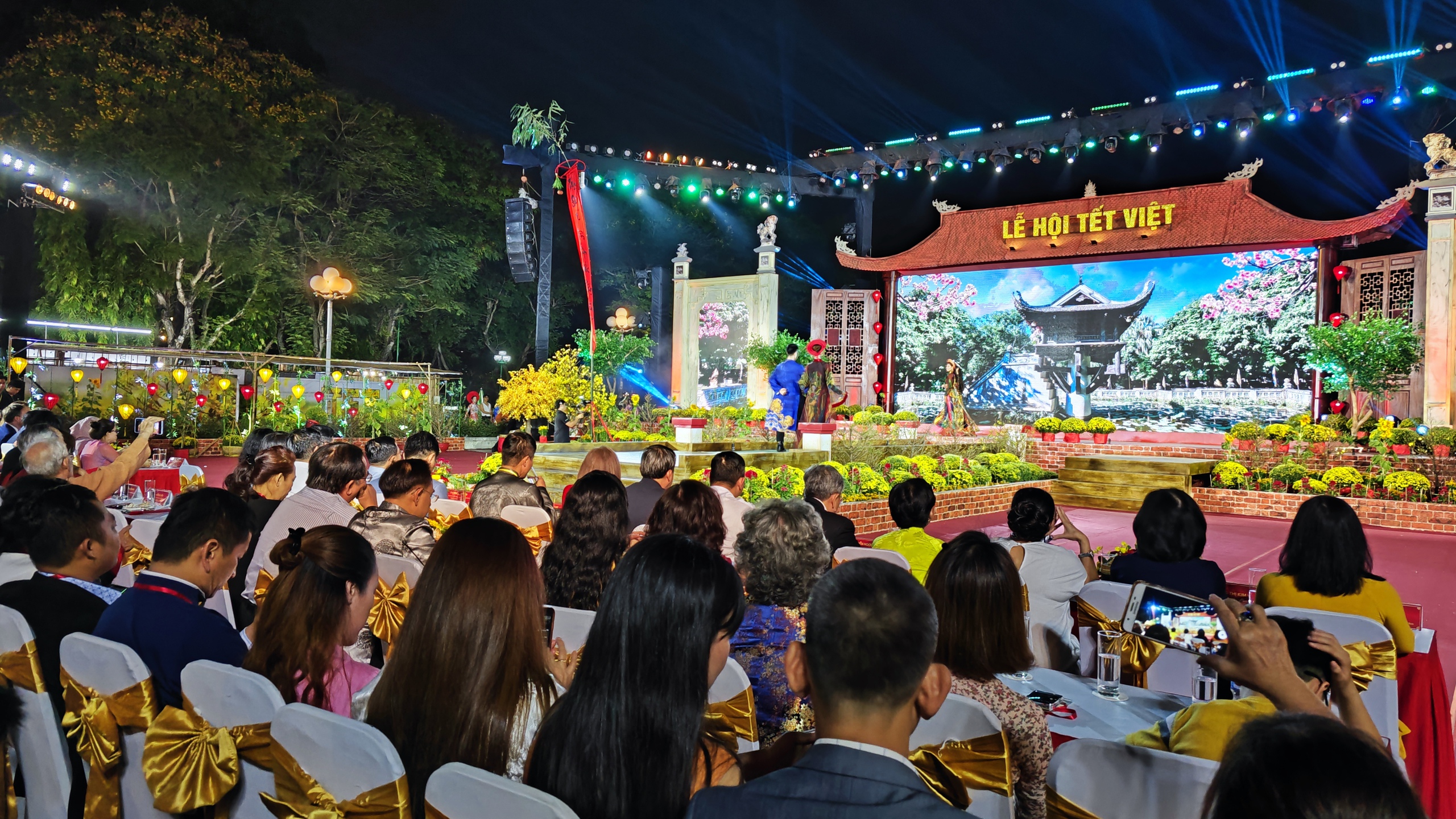 TP HCM: Mua bánh chưng và đặc sản vùng miền tại “Lễ hội Tết Việt 2024”- Ảnh 2.