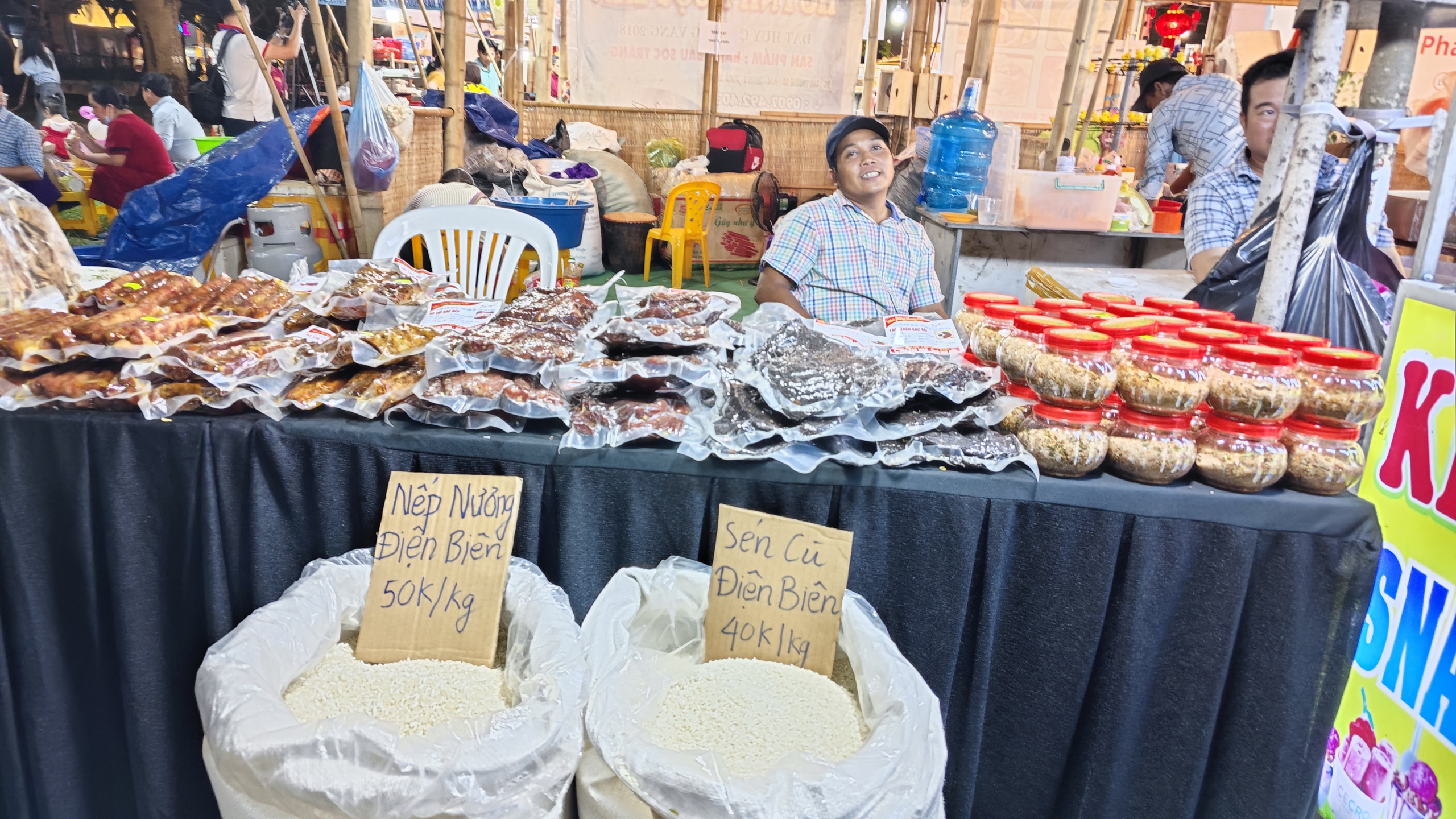 TP HCM: Mua bánh chưng và đặc sản vùng miền tại “Lễ hội Tết Việt 2024”- Ảnh 11.