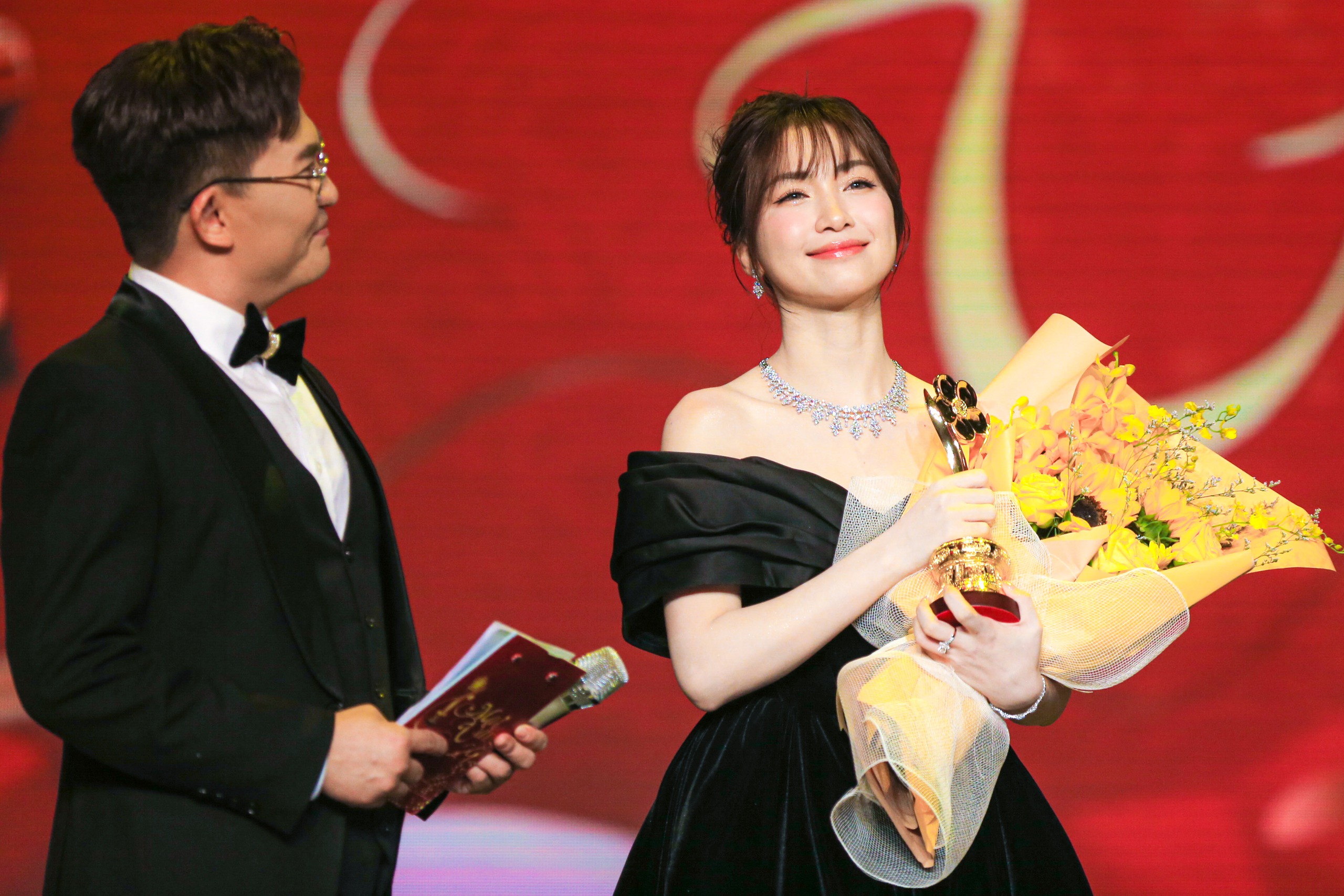 Khoảnh khắc vỡ oà của Hòa Minzy khi lần đầu nhận giải Mai Vàng- Ảnh 8.