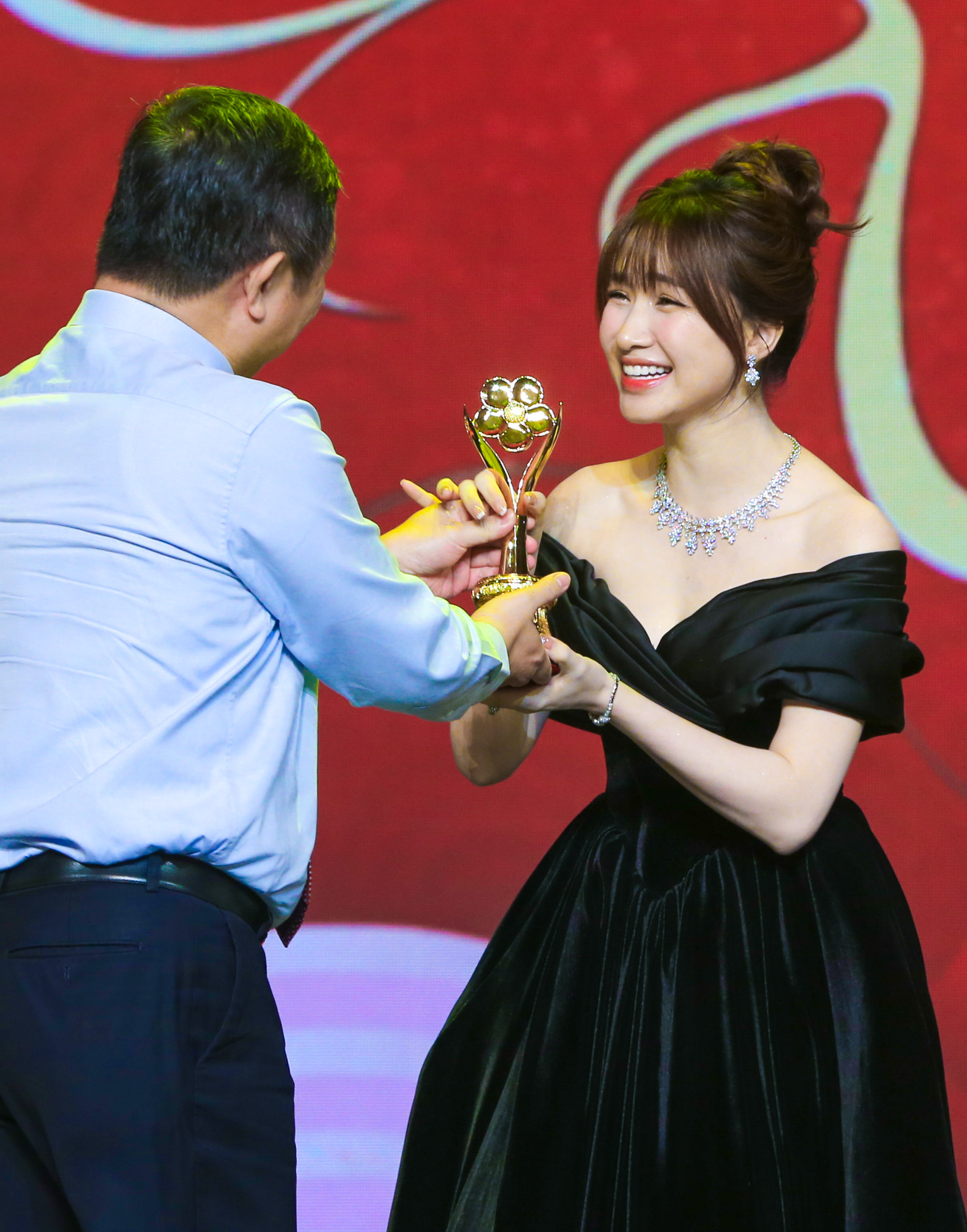 Khoảnh khắc vỡ oà của Hòa Minzy khi lần đầu nhận giải Mai Vàng- Ảnh 5.