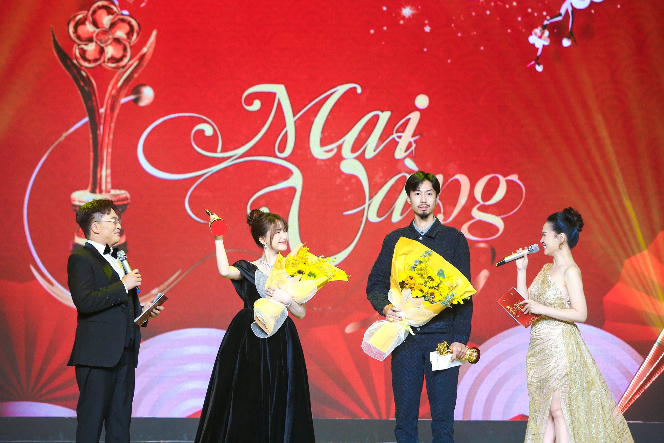 Khoảnh khắc vỡ oà của Hòa Minzy khi lần đầu nhận giải Mai Vàng- Ảnh 9.