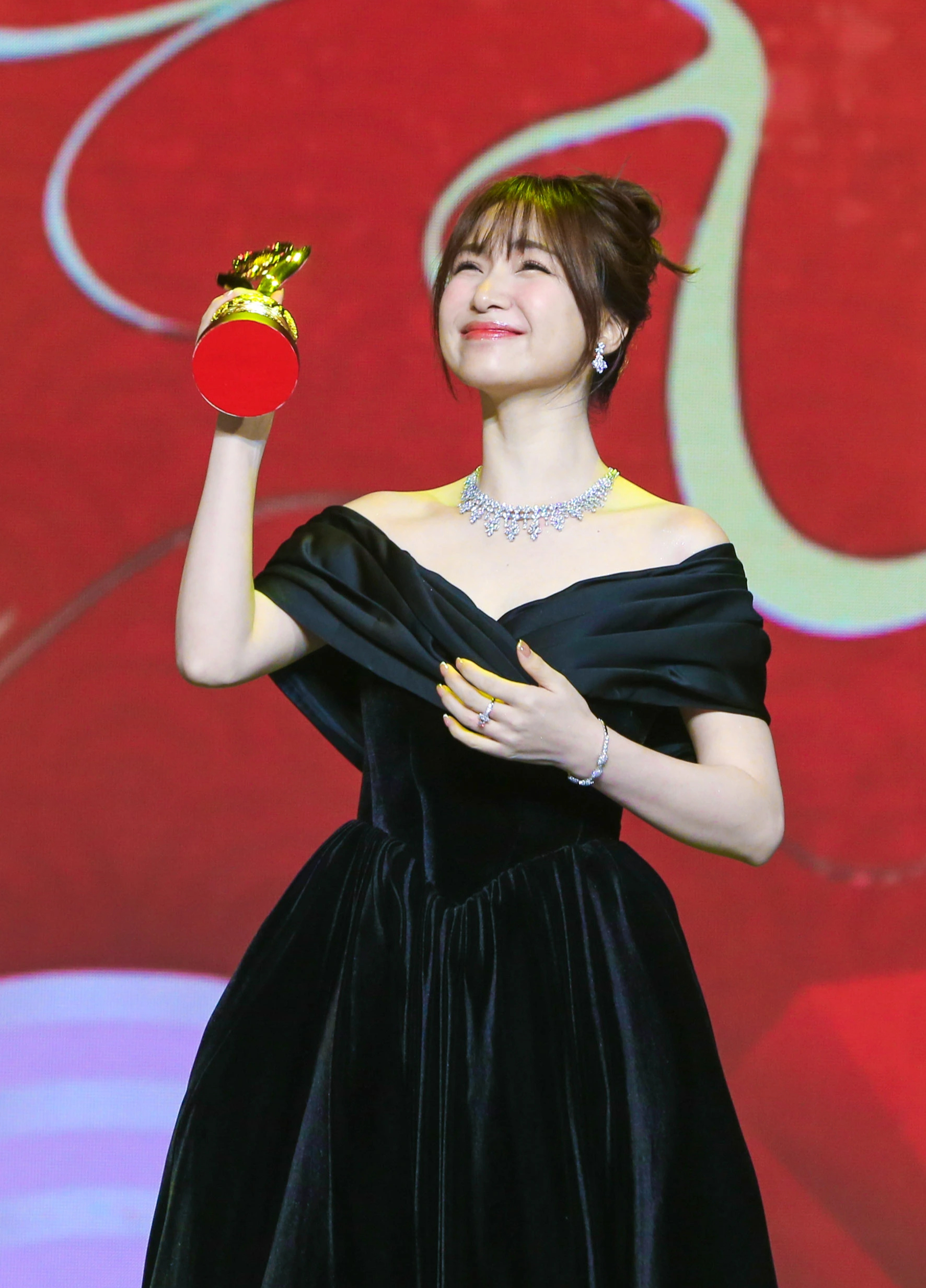 Khoảnh khắc vỡ oà của Hòa Minzy khi lần đầu nhận giải Mai Vàng- Ảnh 6.