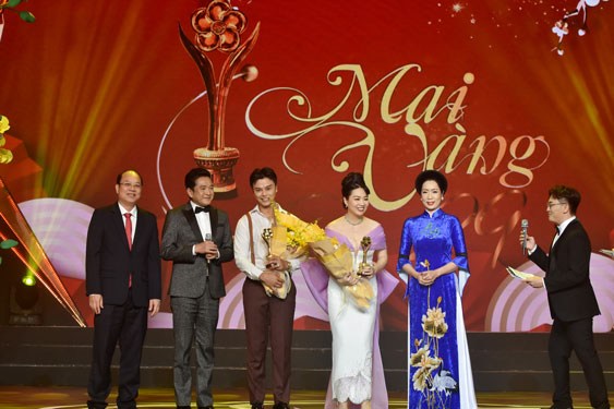 NSƯT Võ Minh Lâm và nghệ sĩ Lê Khánh nhận giải “Nam, nữ diễn viên sân khấu được yêu thích nhất”