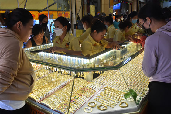 Các doanh nghiệp sản xuất vàng nữ trang nhiều lần kiến nghị nhập vàng nguyên liệu nhưng chưa được chấp thuận  Ảnh: TẤN THẠNH