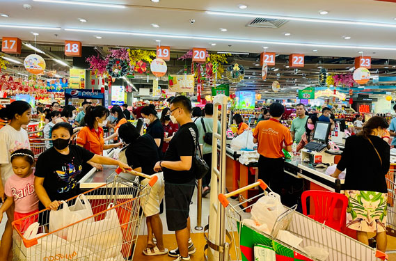 Nhiều người mua sắm tại Co.opXtra Tân Phong (quận 7, TP HCM) trưa 1-1-2024 Ảnh: THANH NHÂN