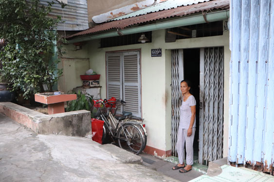 Sống ở nơi thấp hơn mặt đường, bà Ngô Thị Thu luôn băn khoăn về việc di dời