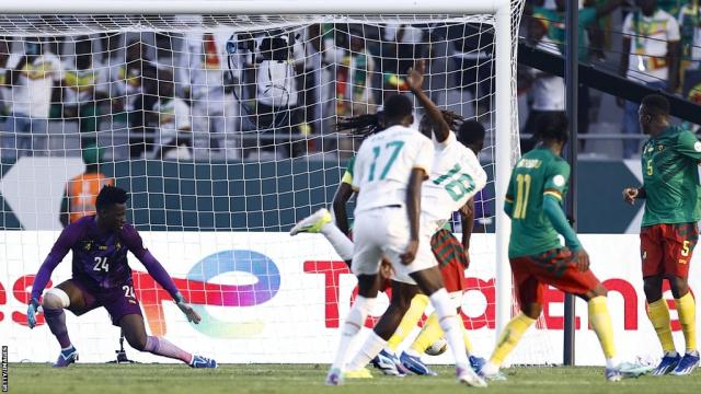 Thủ môn Onana gây sốc, Cameroon thua thảm Senegal ở AFCON 2023- Ảnh 4.