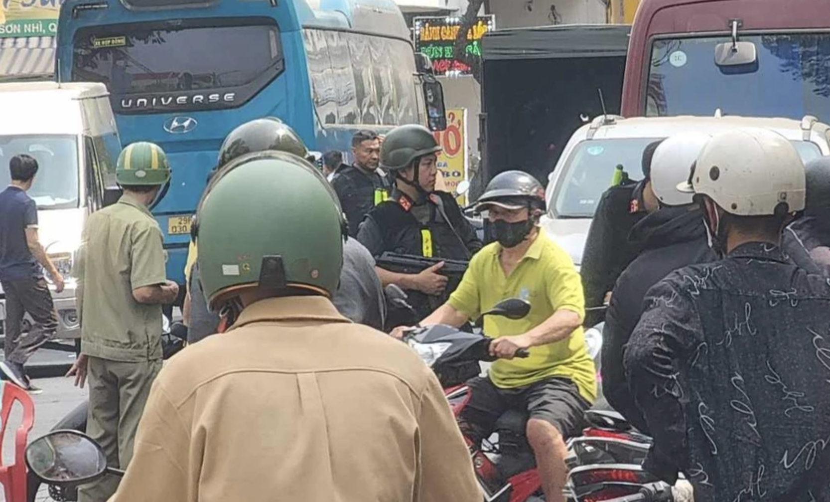 Công an phong tỏa một quán bar ở quận Tân Phú- Ảnh 1.