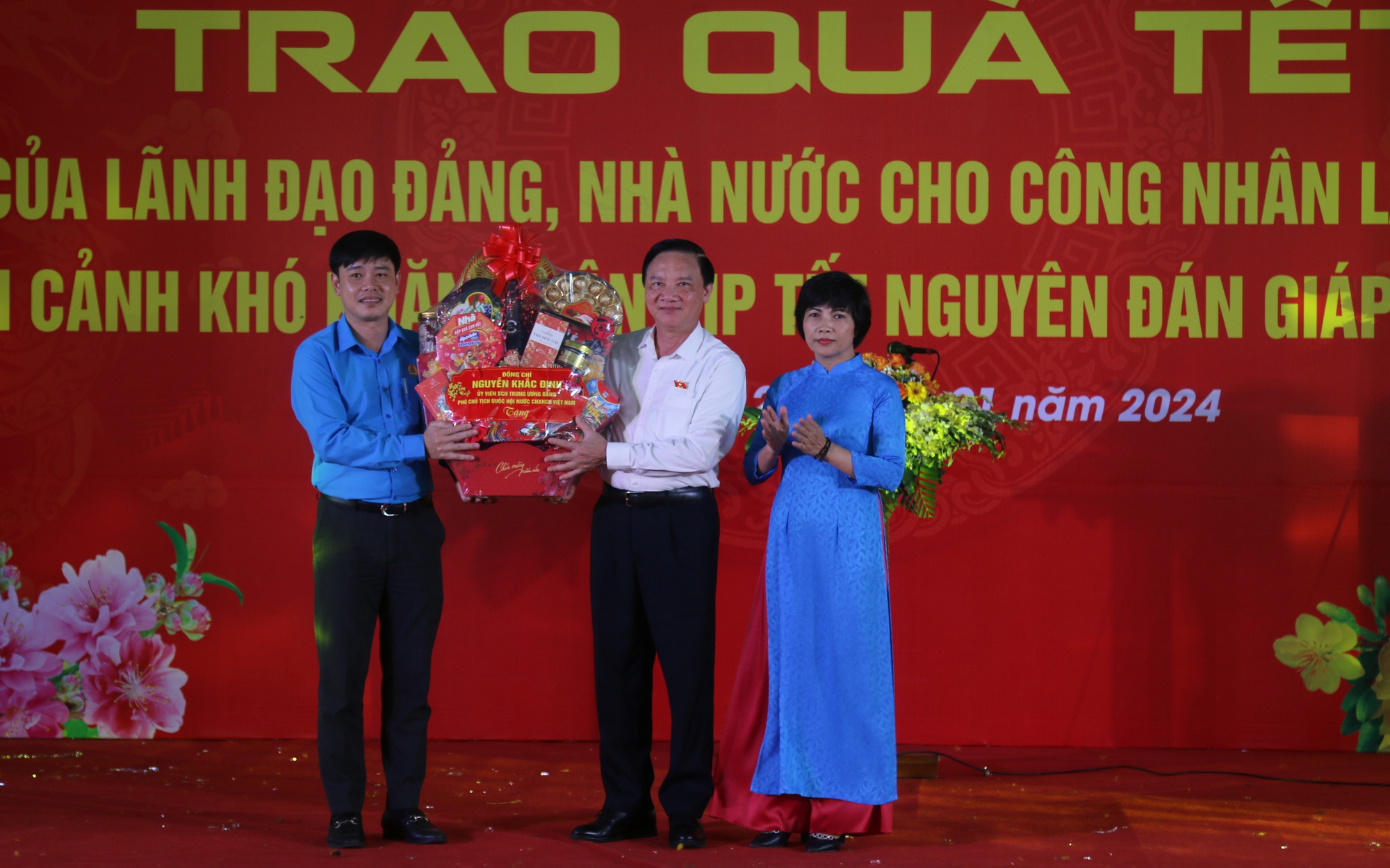 Phó Chủ tịch Quốc hội Nguyễn Khắc Định tặng quà cho người lao động Khánh Hòa