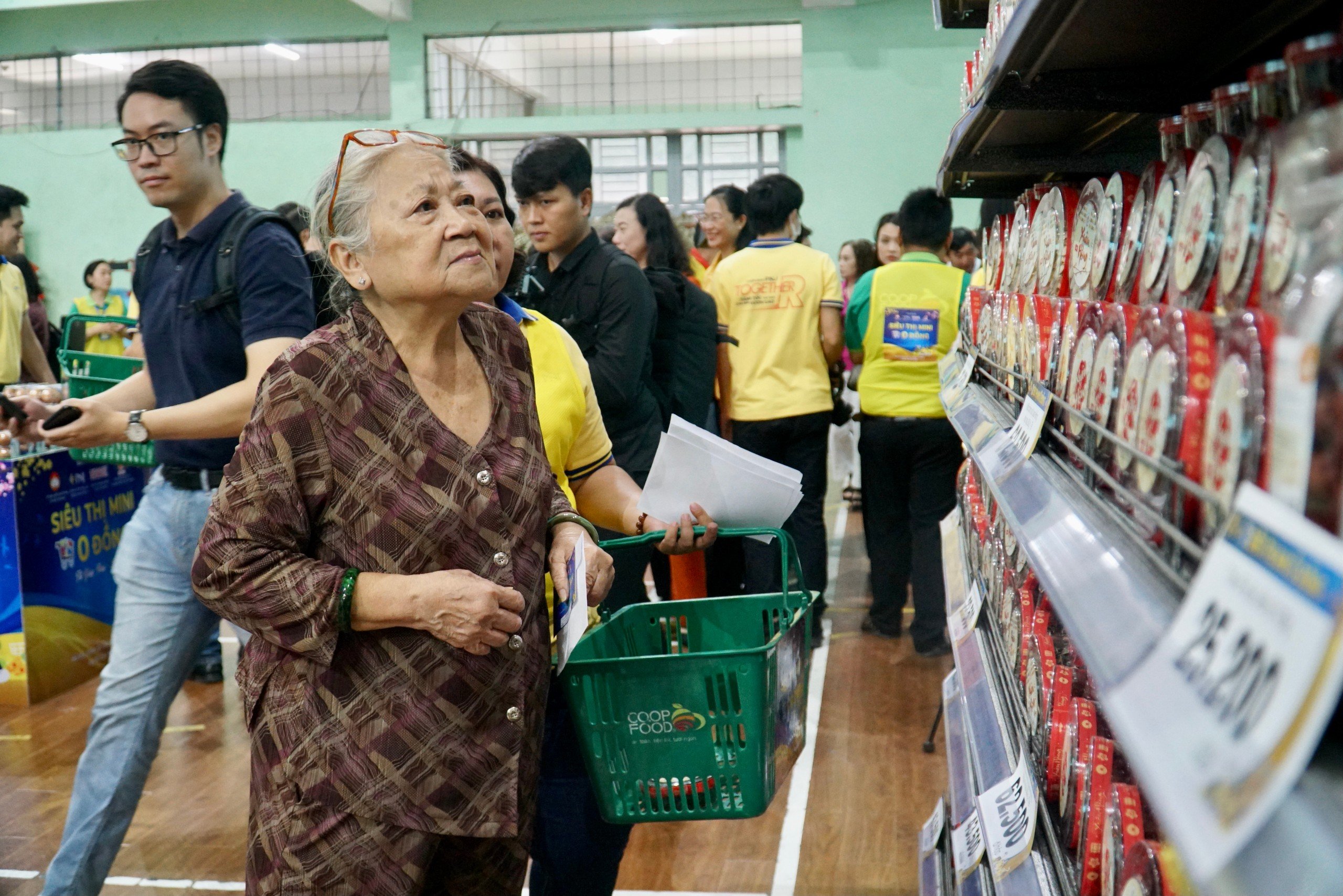 TP HCM: Người khó khăn thỏa thích sắm Tết tại siêu thị mini 0 đồng- Ảnh 4.