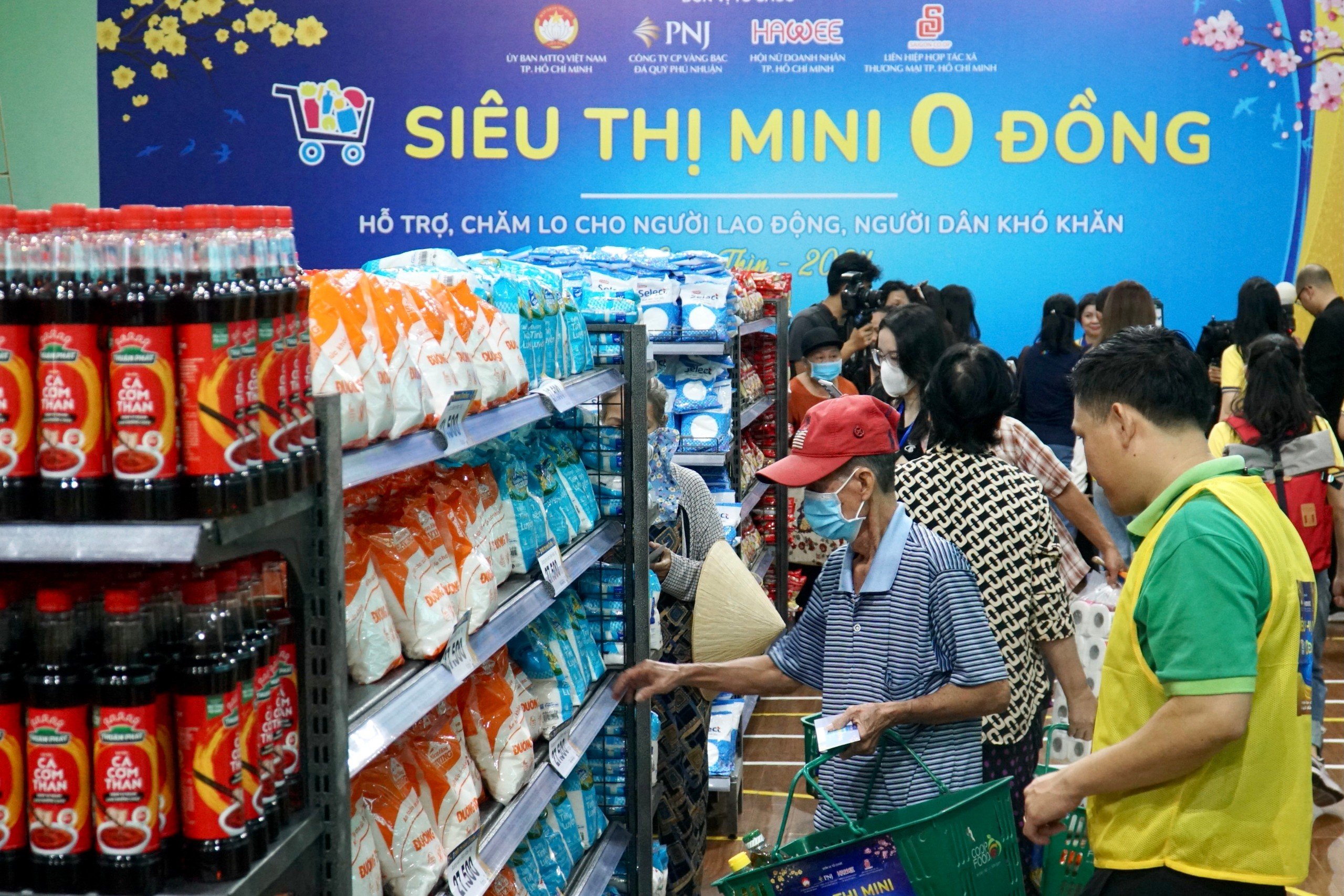 TP HCM: Người khó khăn thỏa thích sắm Tết tại siêu thị mini 0 đồng- Ảnh 6.