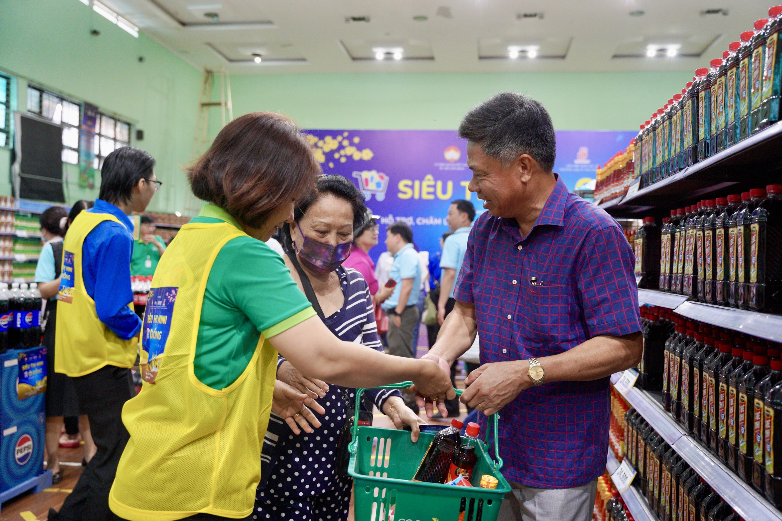 Người nghèo TP HCM được sắm Tết tại 6 "siêu thị mini Tết 0 đồng"- Ảnh 3.