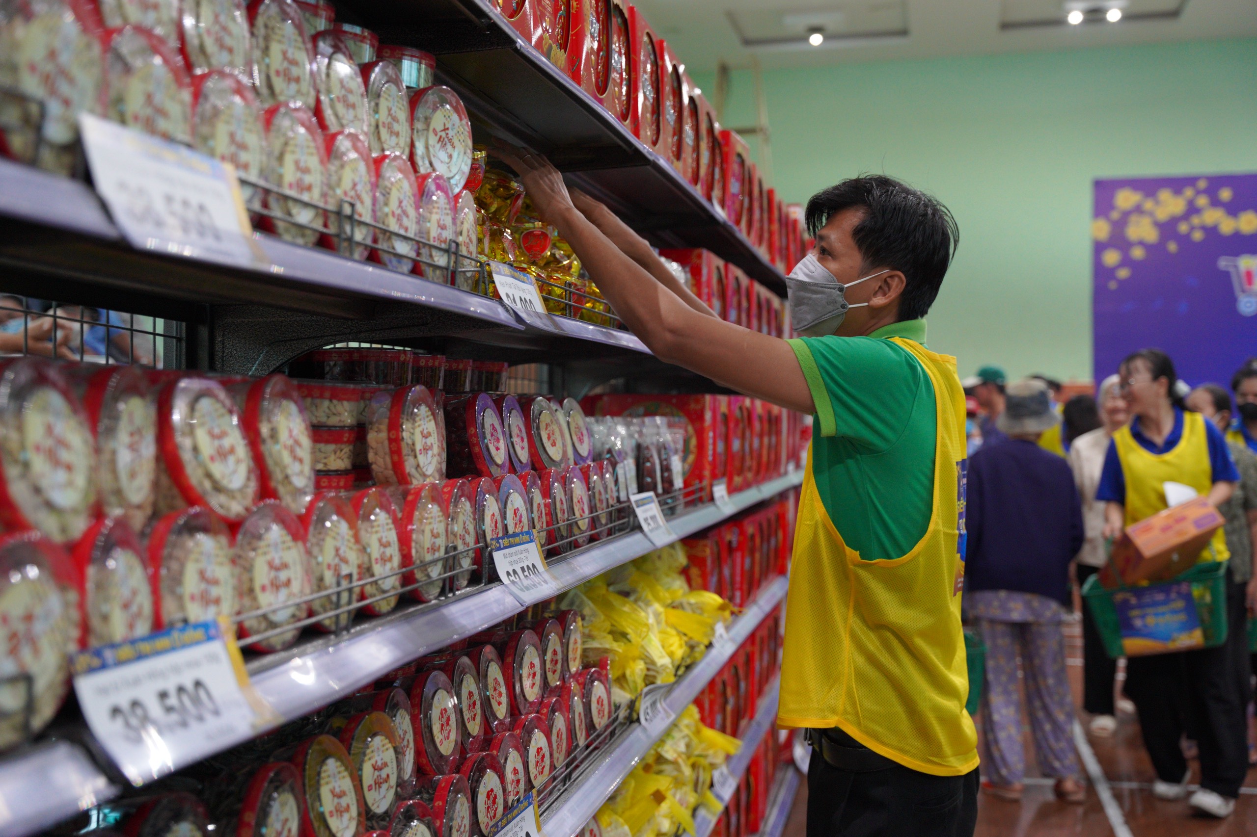 Người nghèo TP HCM được sắm Tết tại 6 "siêu thị mini Tết 0 đồng"- Ảnh 4.