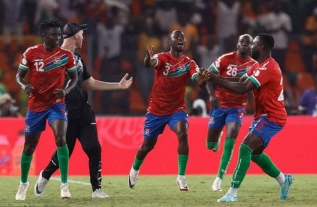 Cựu vô địch Algeria bị loại sốc, Cameroon lách qua vòng bảng AFCON- Ảnh 3.