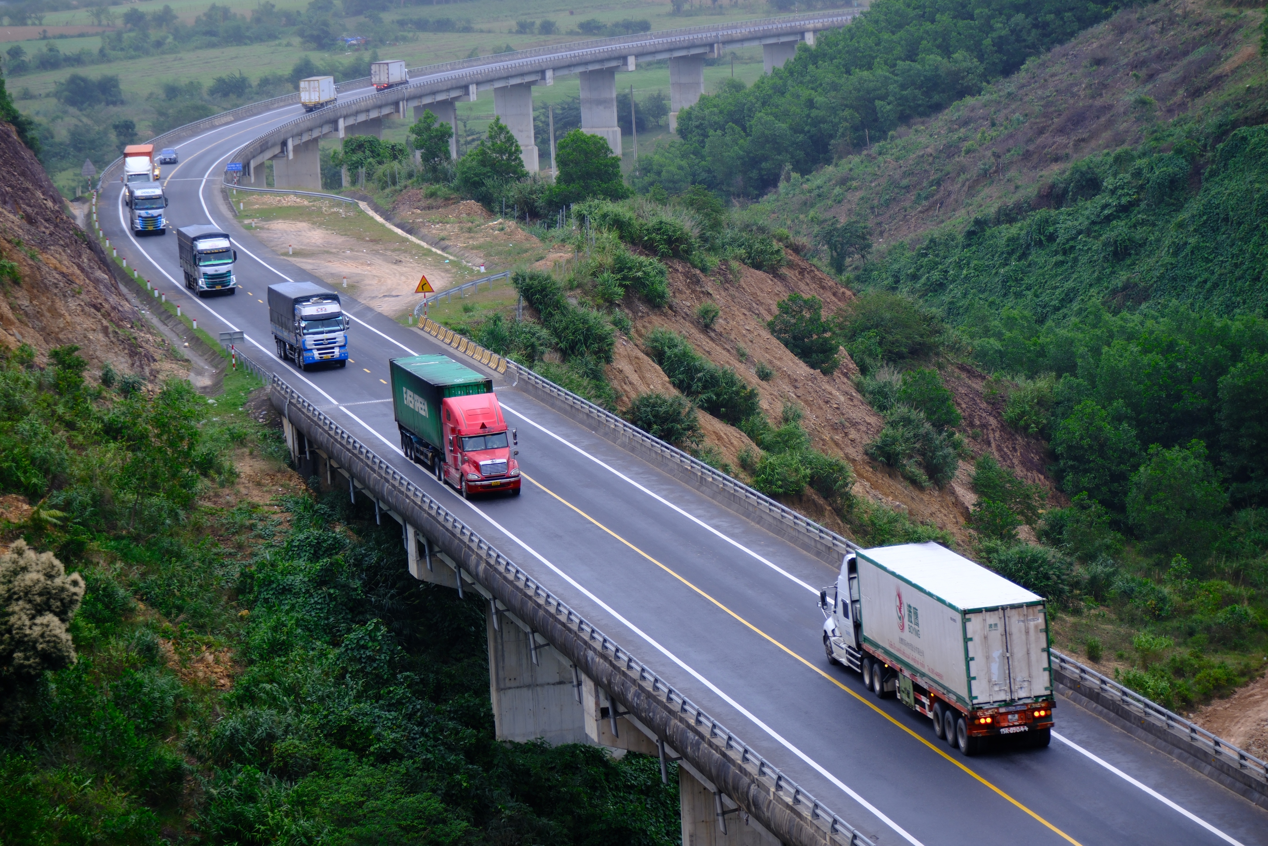 Cận cảnh bất cập trên tuyến cao tốc La Sơn - Tuý Loan- Ảnh 3.