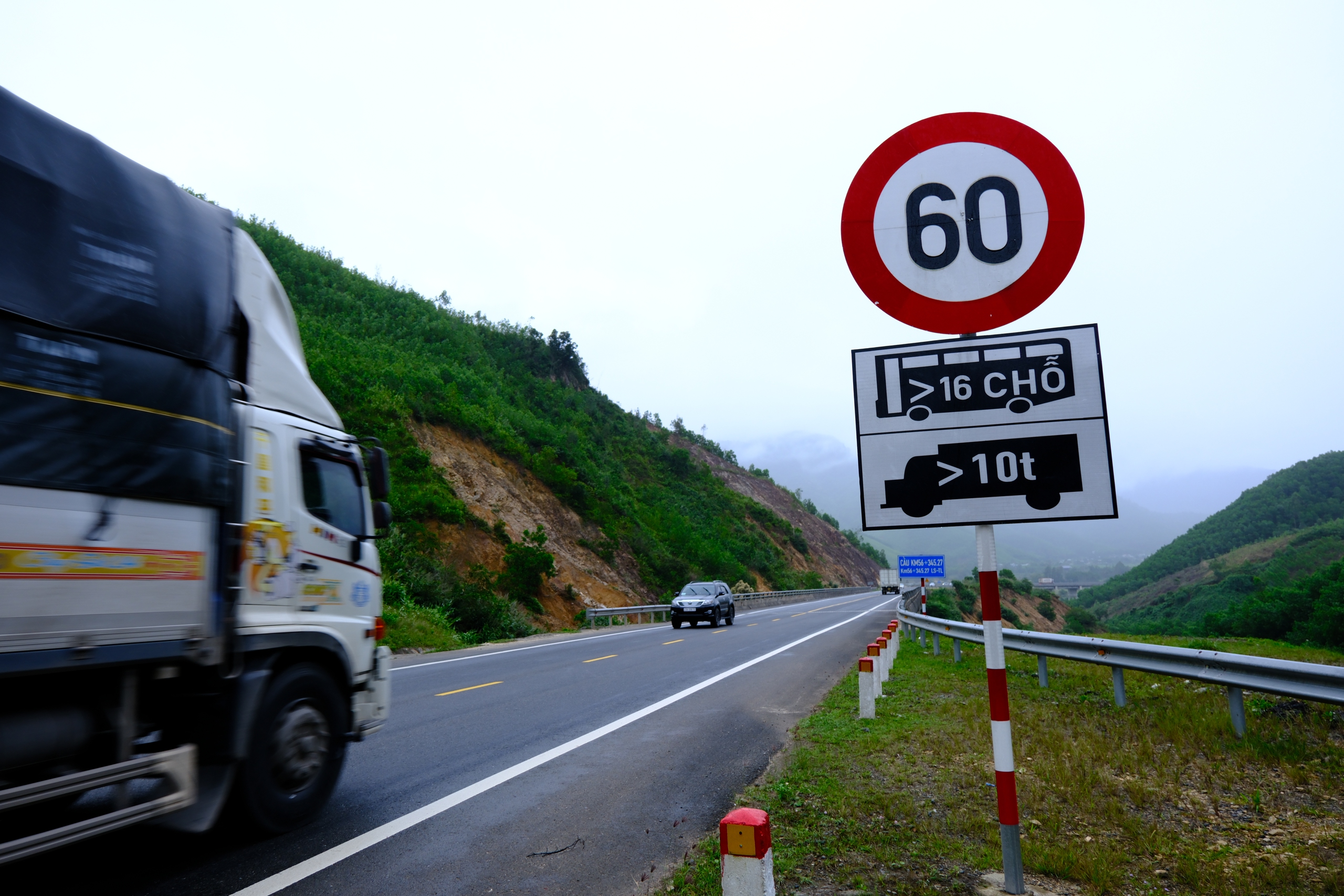 Cận cảnh bất cập trên tuyến cao tốc La Sơn - Tuý Loan- Ảnh 2.