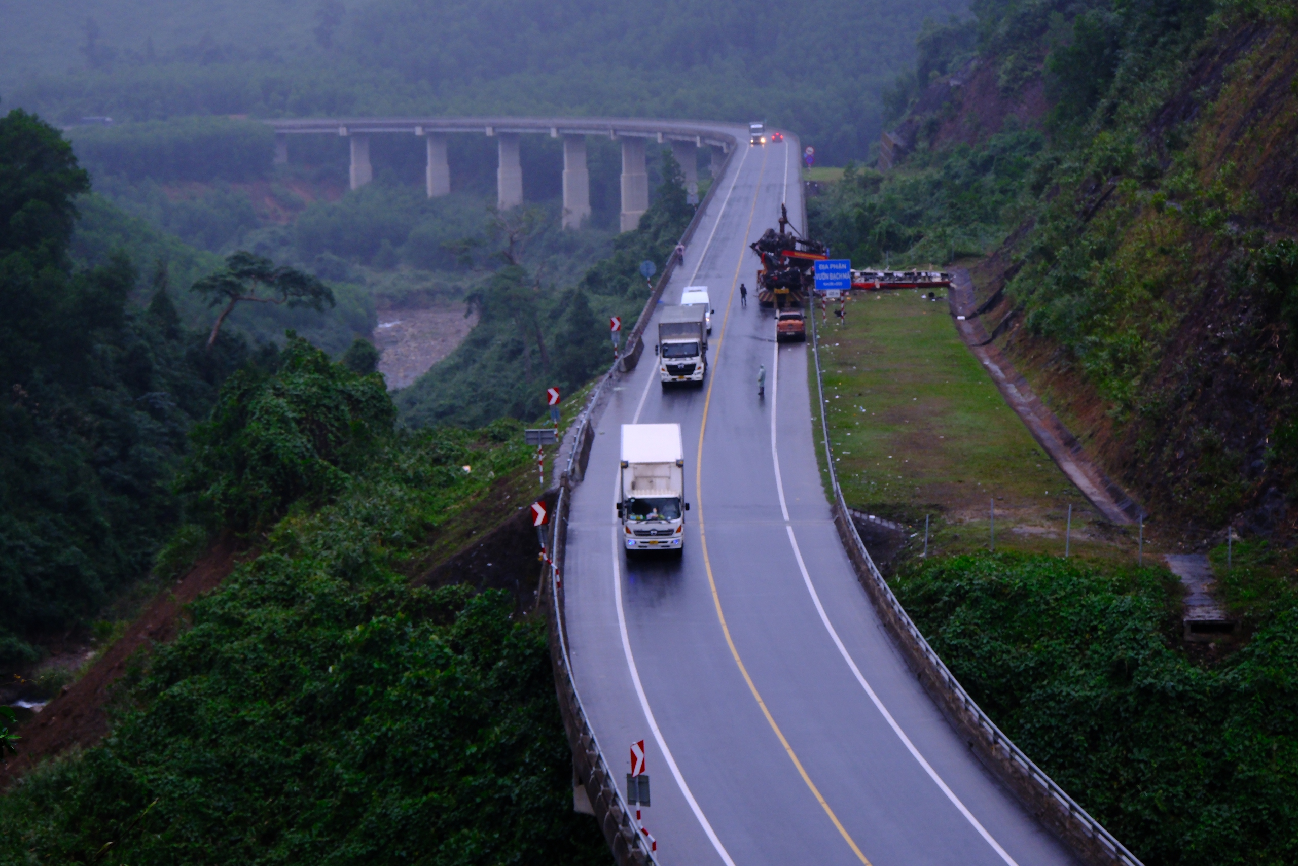 Cận cảnh bất cập trên tuyến cao tốc La Sơn - Tuý Loan- Ảnh 6.