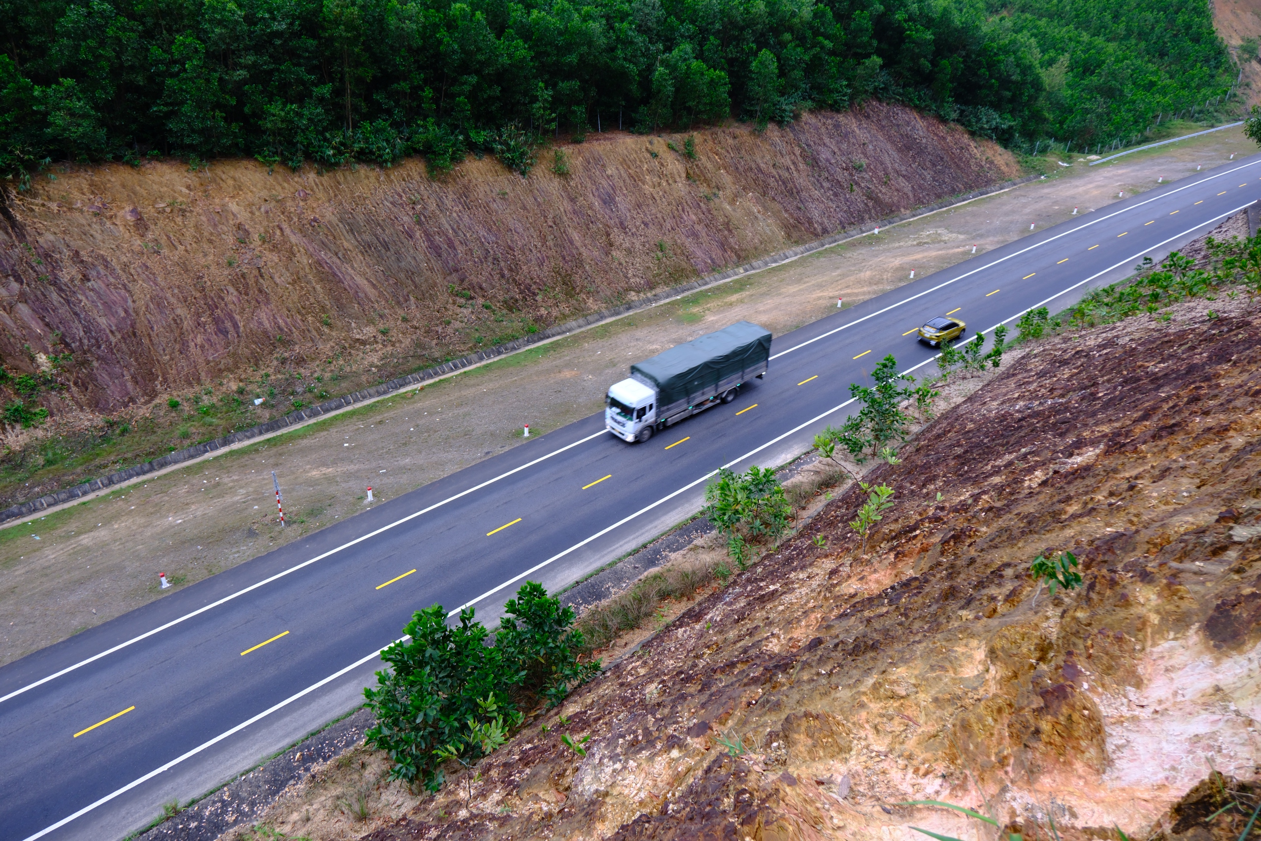 Cận cảnh bất cập trên tuyến cao tốc La Sơn - Tuý Loan- Ảnh 4.
