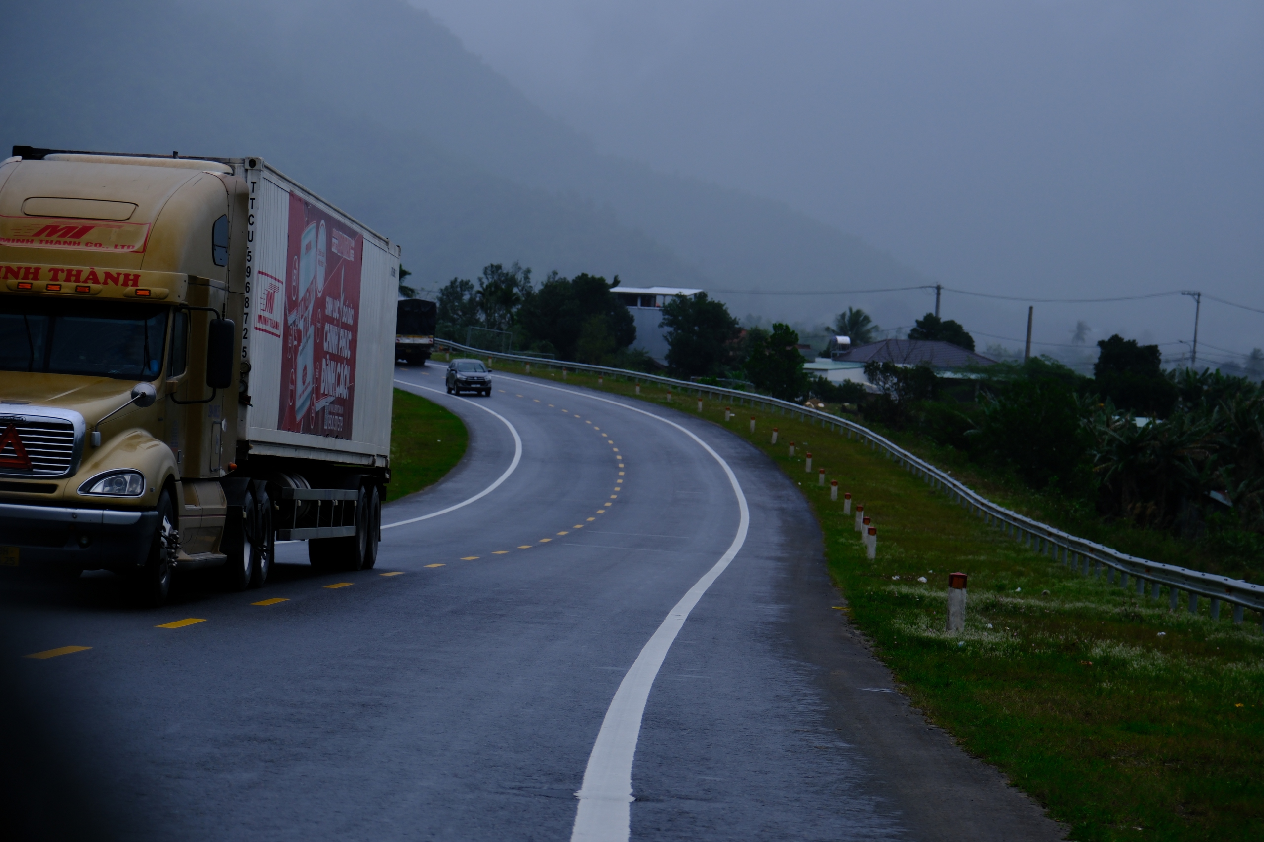 Cận cảnh bất cập trên tuyến cao tốc La Sơn - Tuý Loan- Ảnh 1.