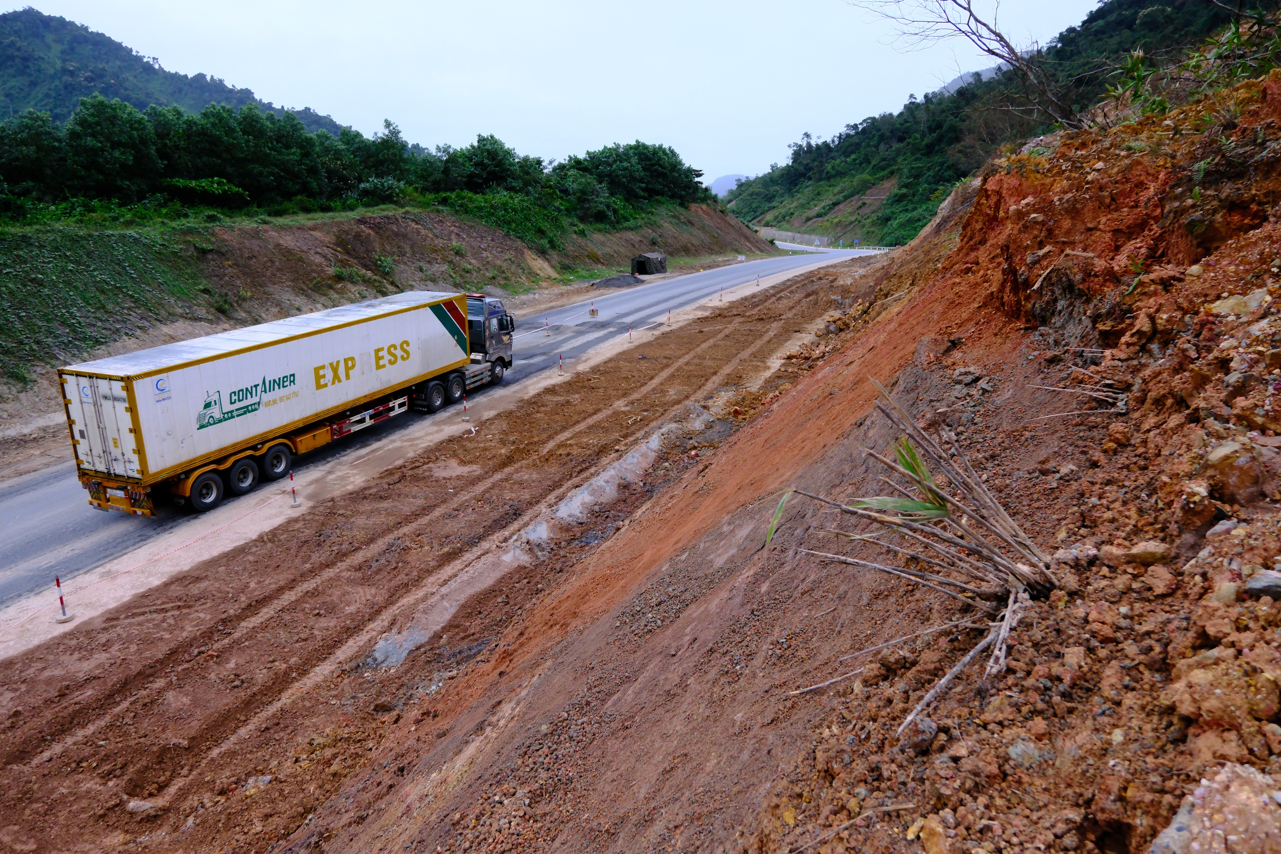 Cận cảnh bất cập trên tuyến cao tốc La Sơn - Tuý Loan- Ảnh 5.