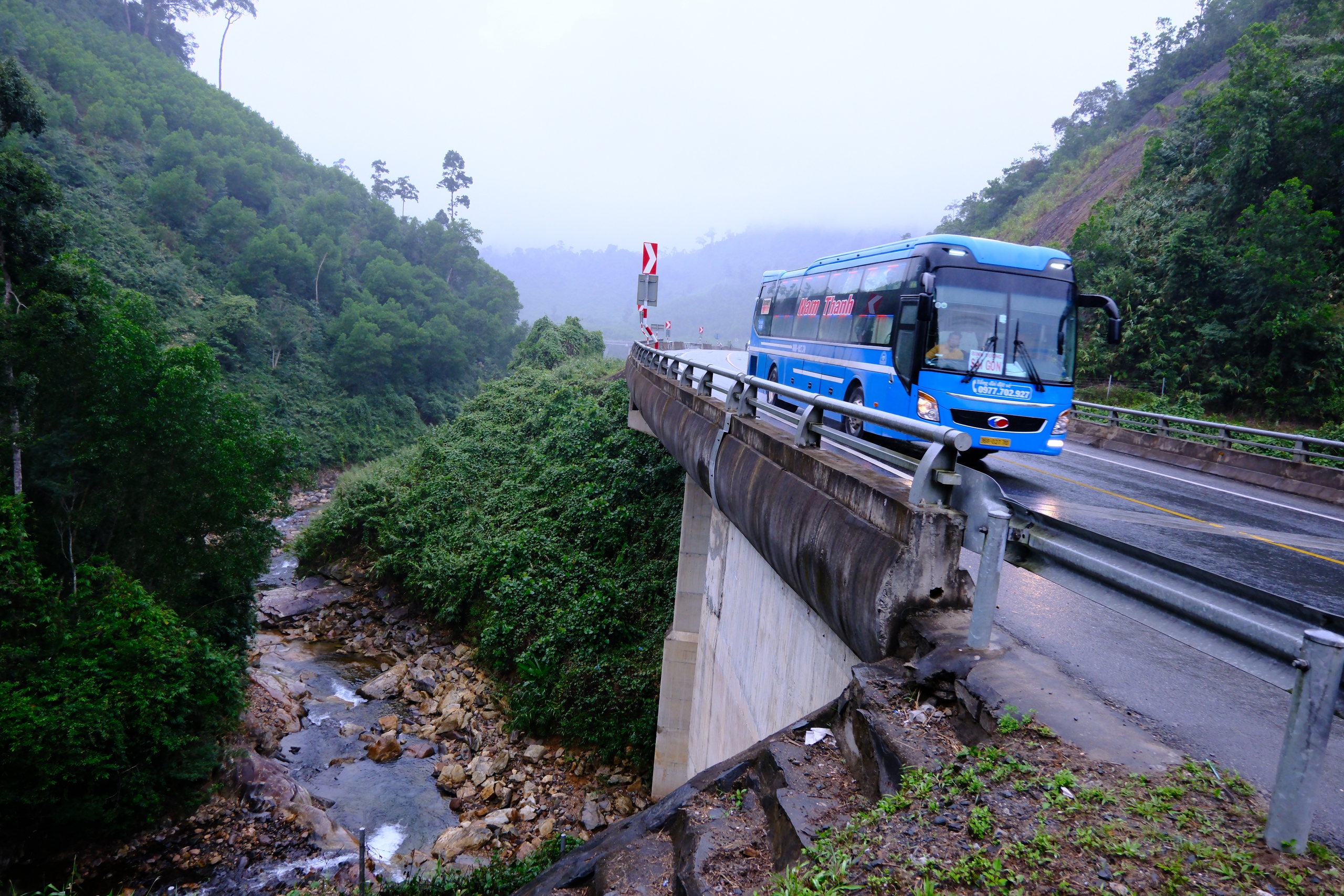 Cận cảnh bất cập trên tuyến cao tốc La Sơn - Tuý Loan- Ảnh 9.