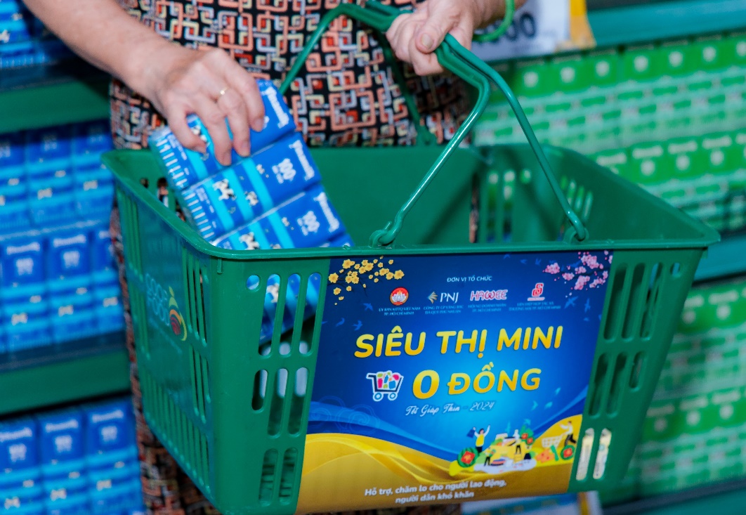 Người dân TP HCM sắm Tết ở siêu thị mini 0 đồng: “Tết no bụng là mừng”- Ảnh 2.