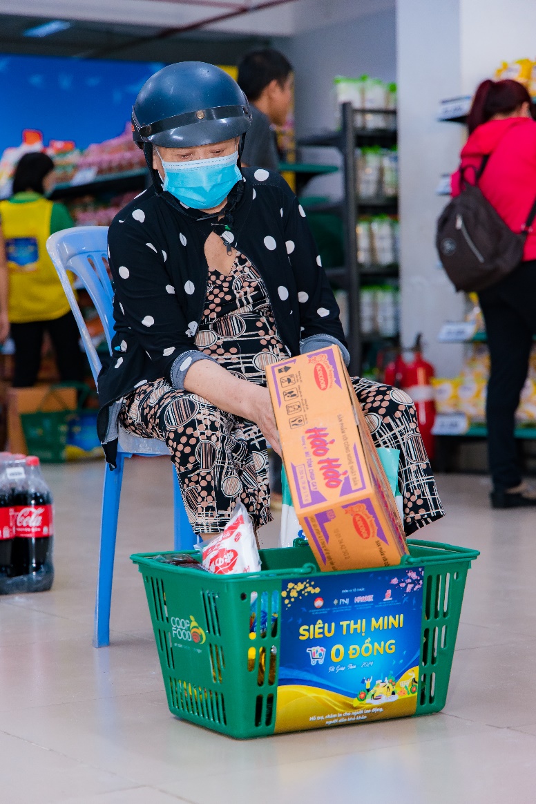 Người dân TP HCM sắm Tết ở siêu thị mini 0 đồng: “Tết no bụng là mừng”- Ảnh 3.