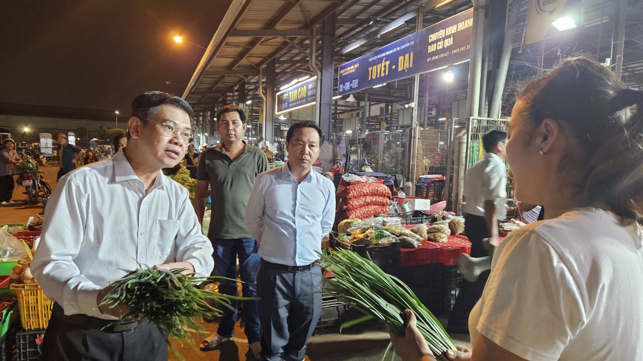 Lãnh đạo TP HCM khảo sát đêm ở chợ đầu mối Bình Điền - Ảnh 4.