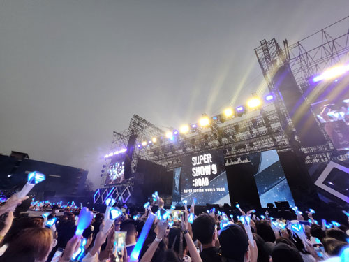 Lightstick phiên bản 2.0 của nhóm Super Junior có thể biến đổi linh hoạt nhiều màu sắc theo nhịp điệu, tâm trạng của bài hát