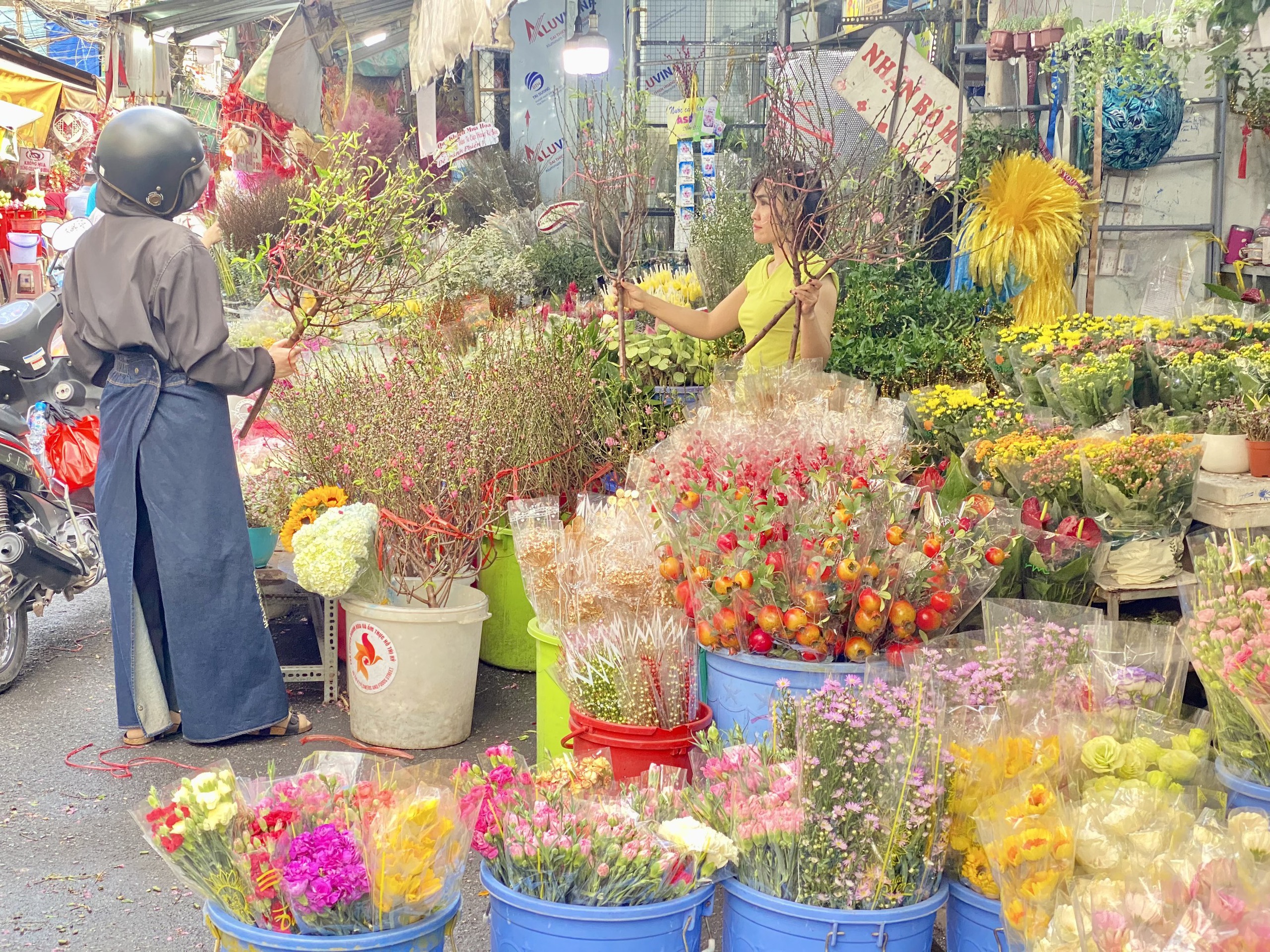 Chợ hoa Tết lớn nhất TP HCM bắt đầu nhộn nhịp- Ảnh 1.