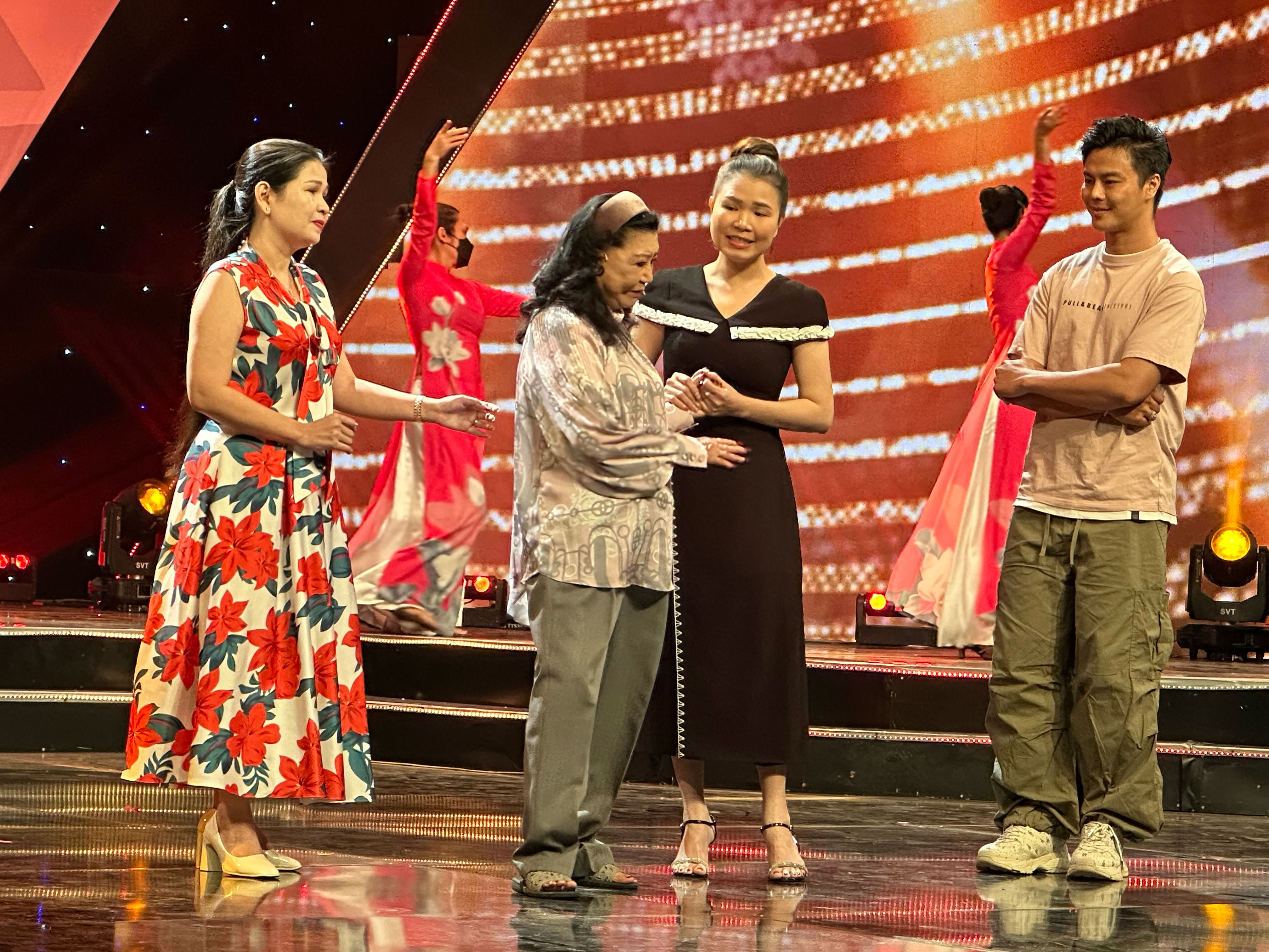 គោរពសិល្បករប្រជាជន Kim Cuong - រូបថត ២. Vinh danh NSND Kim Cương- Ảnh 2.