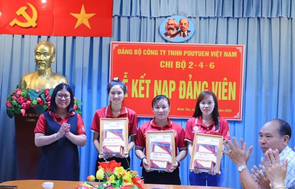 Lễ kết nạp đảng viên tại Chi bộ 2-4-6 thuộc Đảng bộ Công ty TNHH PouYuen Việt Nam