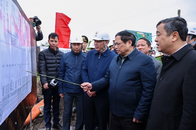 Thủ tướng đi 4 tỉnh Thái Bình, Nam Định, Ninh Bình và Thanh Hóa để kiểm tra thi công và tặng quà động viên các lực lượng thi công Dự án xây dựng đường dây 500 kV mạch 3