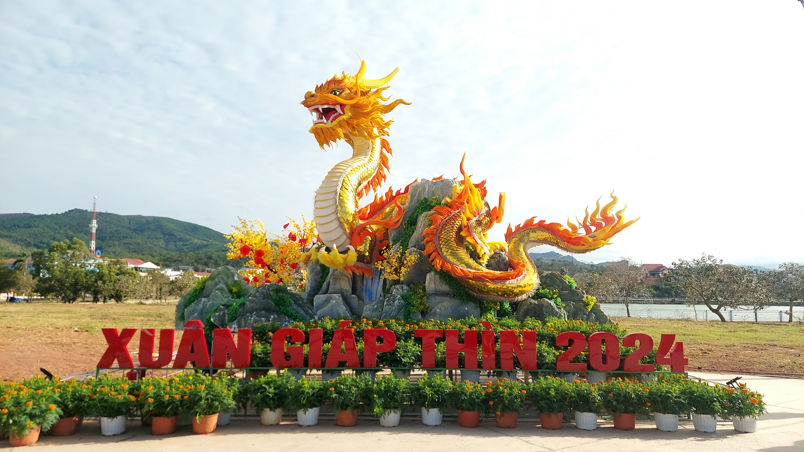 Linh vật rồng vừa được đặt ở Công viên Lao Bảo đã nhận được nhiều lời khen