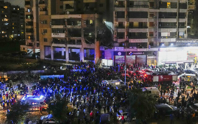 Cảnh sát xem xét hiện trường vụ nổ ở phía Nam Beirut, được cho là giết chết phó thủ lĩnh Hamas Saleh al-Arouri. Ảnh: AP