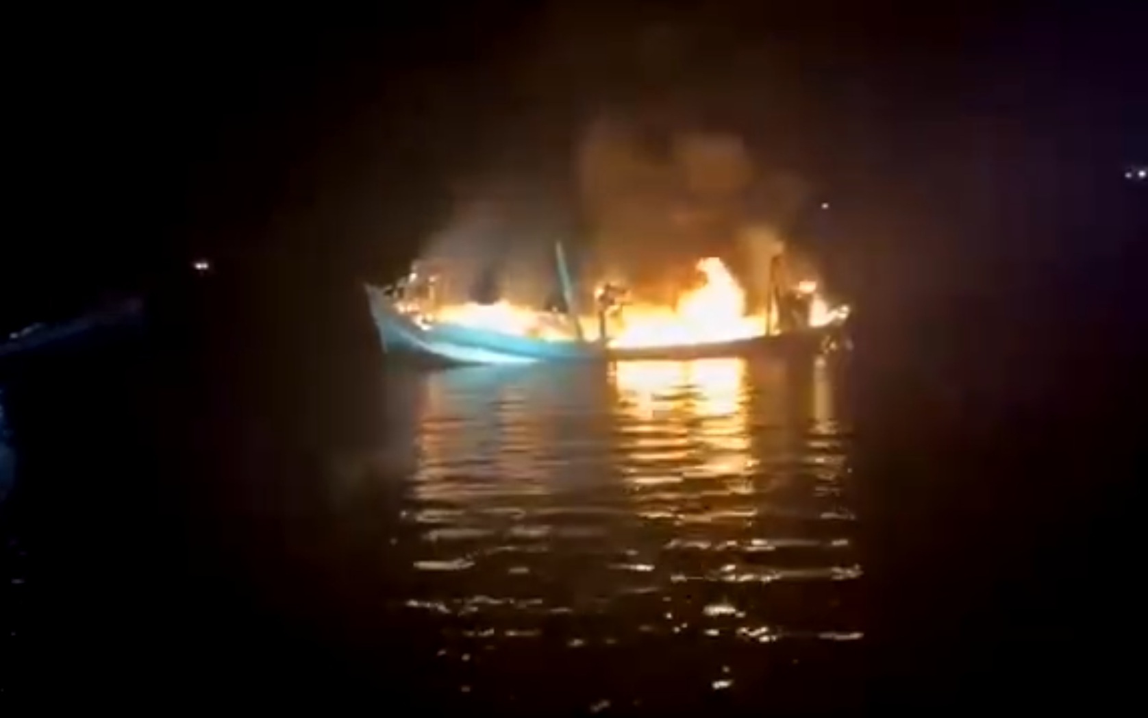 CLIP: Tàu cá ở Cà Mau bị tấn công bằng bom xăng chìm giữa biển