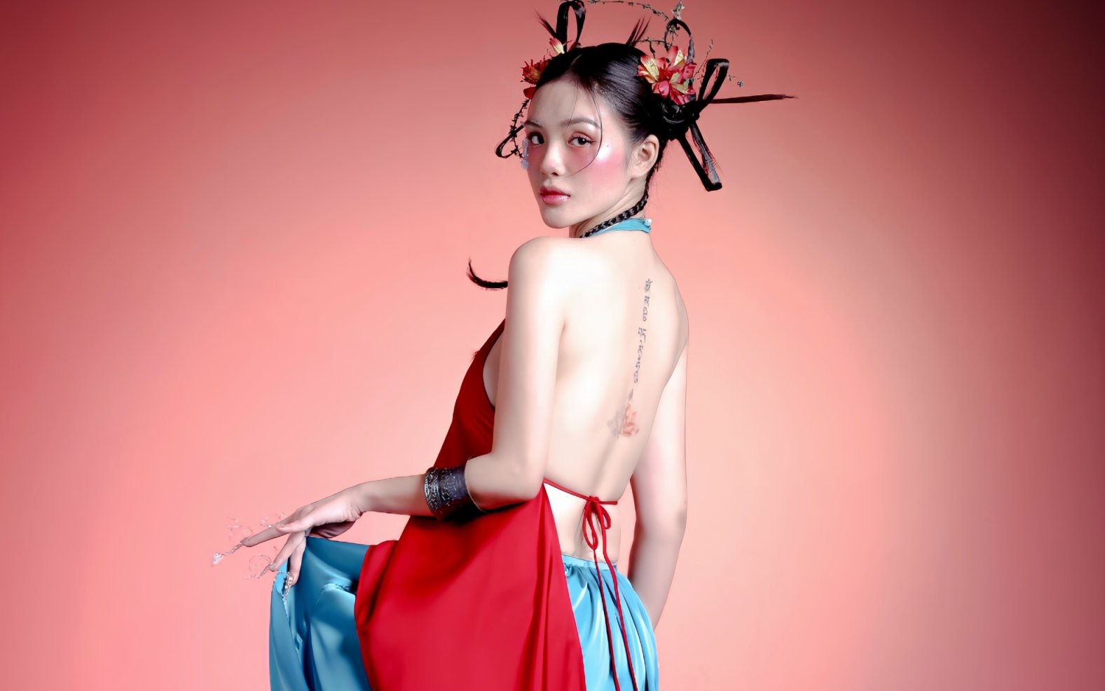 Nhật Hạ khoe lưng trần nõn nà, đón Xuân Giáp Thìn
