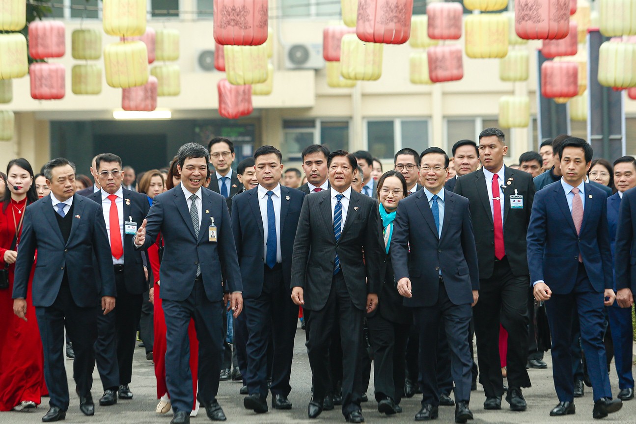 Chủ tịch nước và Tổng thống Philippines thăm không gian Tết Việt tại Hoàng thành- Ảnh 3.