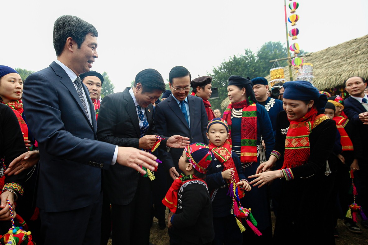 Chủ tịch nước và Tổng thống Philippines thăm không gian Tết Việt tại Hoàng thành- Ảnh 4.