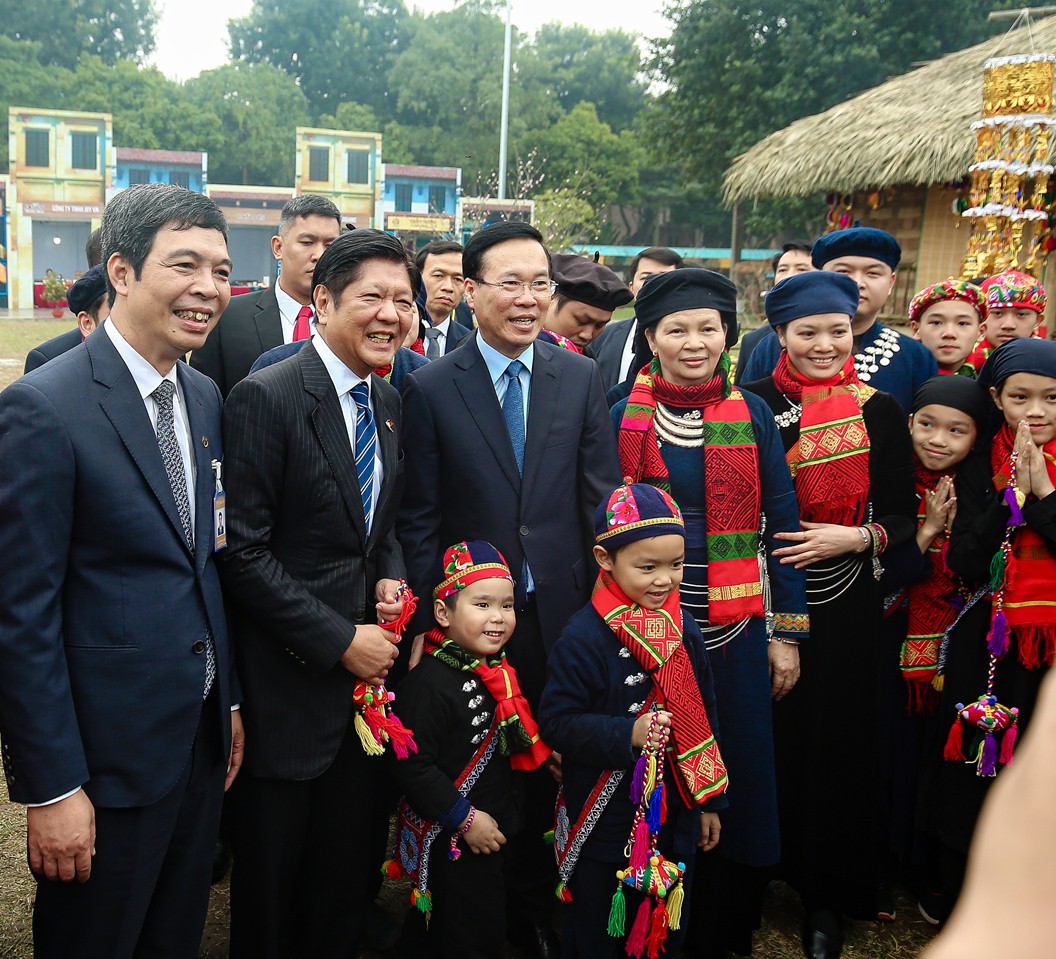 Chủ tịch nước và Tổng thống Philippines thăm không gian Tết Việt tại Hoàng thành- Ảnh 5.