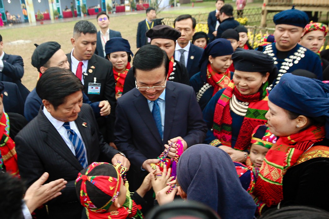 Chủ tịch nước và Tổng thống Philippines thăm không gian Tết Việt tại Hoàng thành- Ảnh 6.